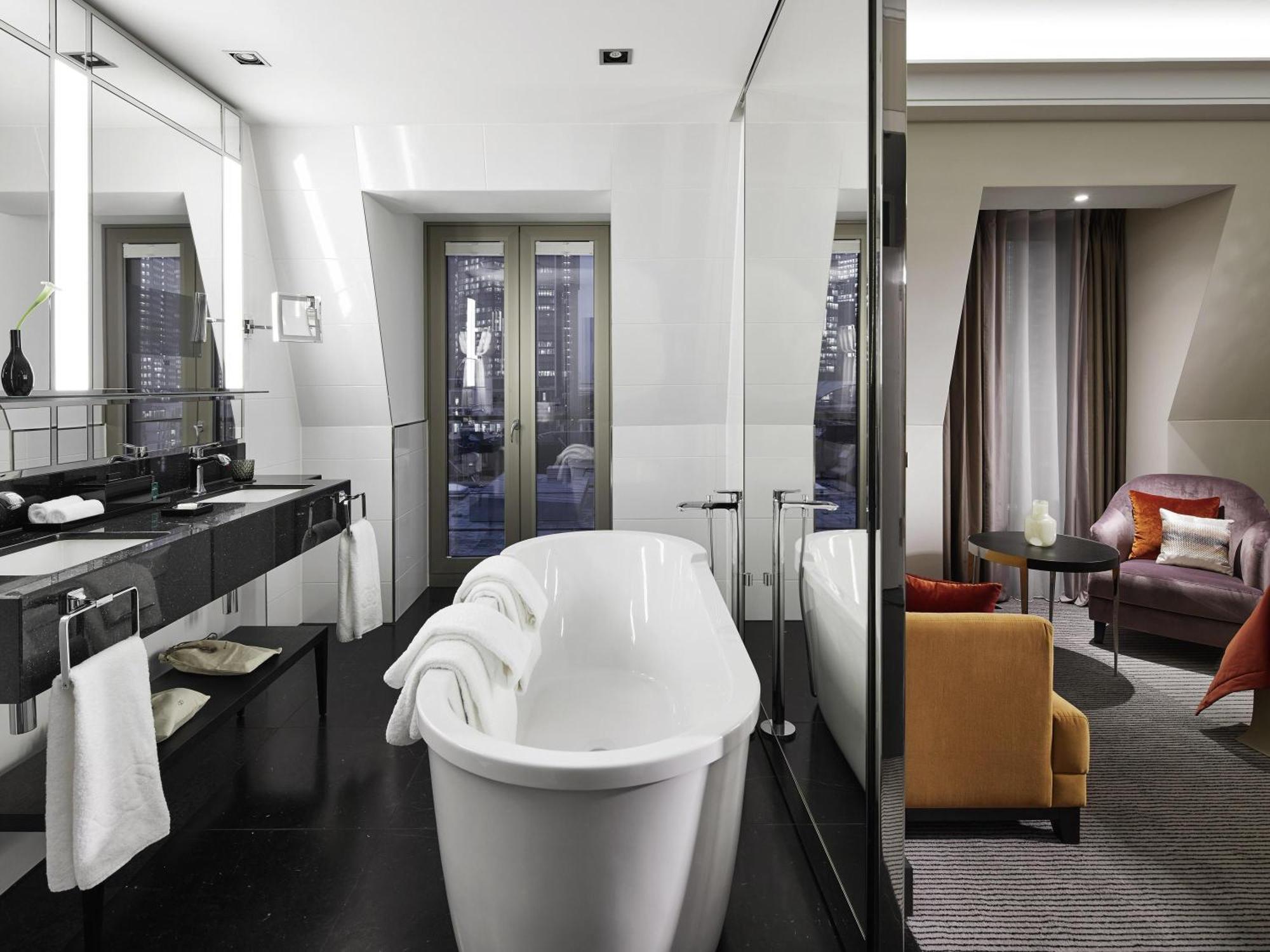 Opera Suite One King Bed City View High Floor