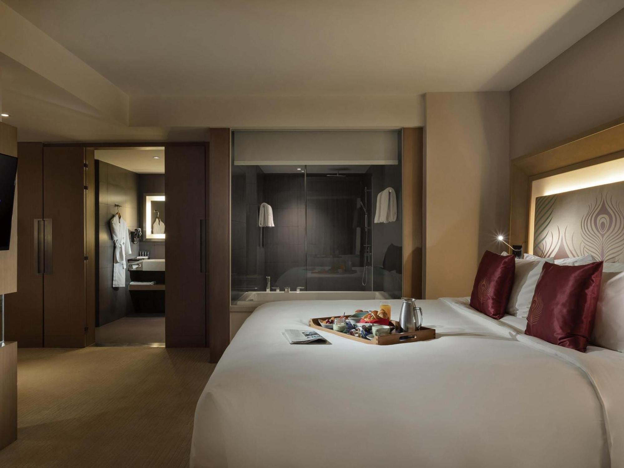 Deluxe Suite with Bathtub