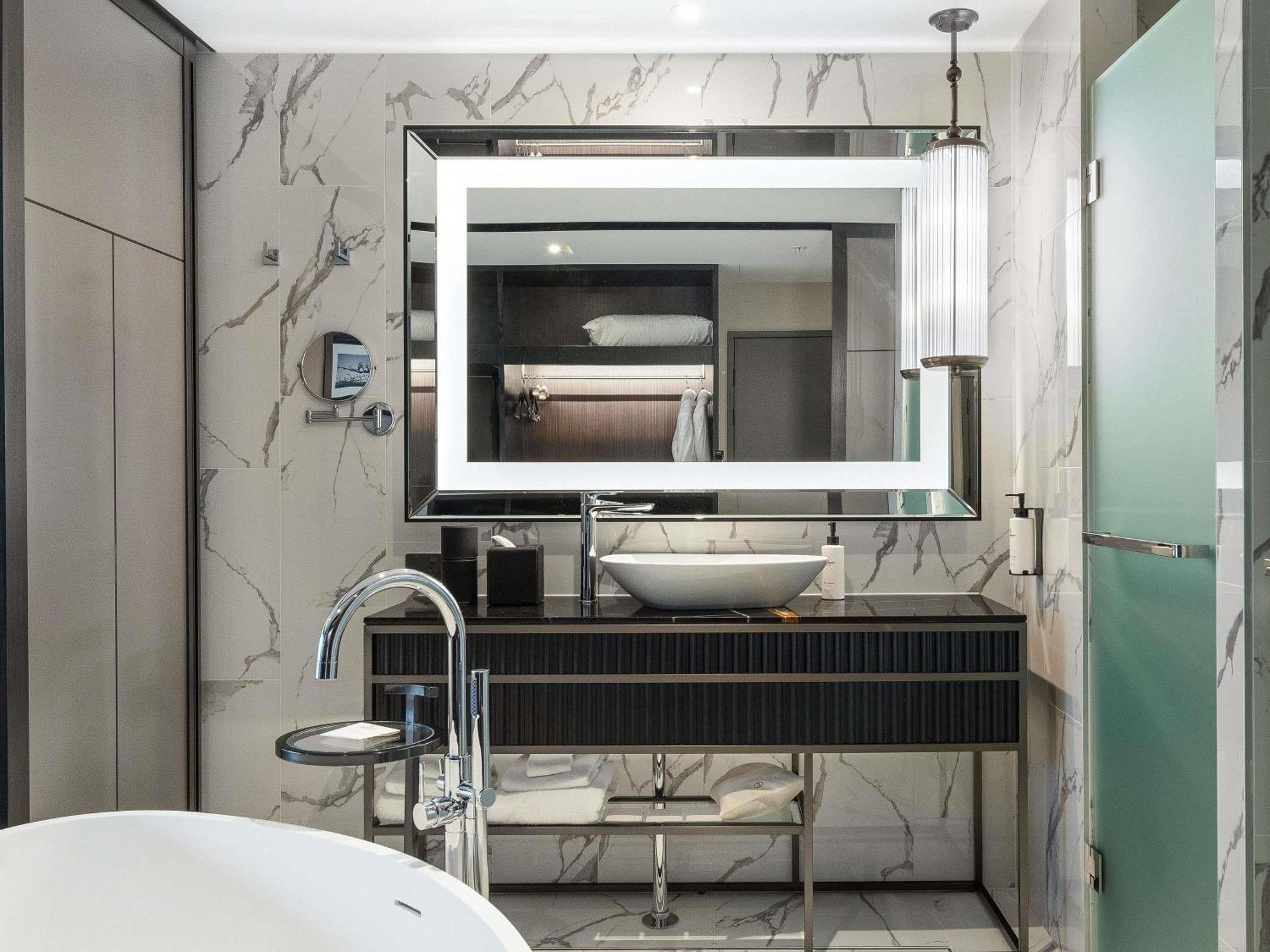Prestige King Suite with Club Access and Living Room