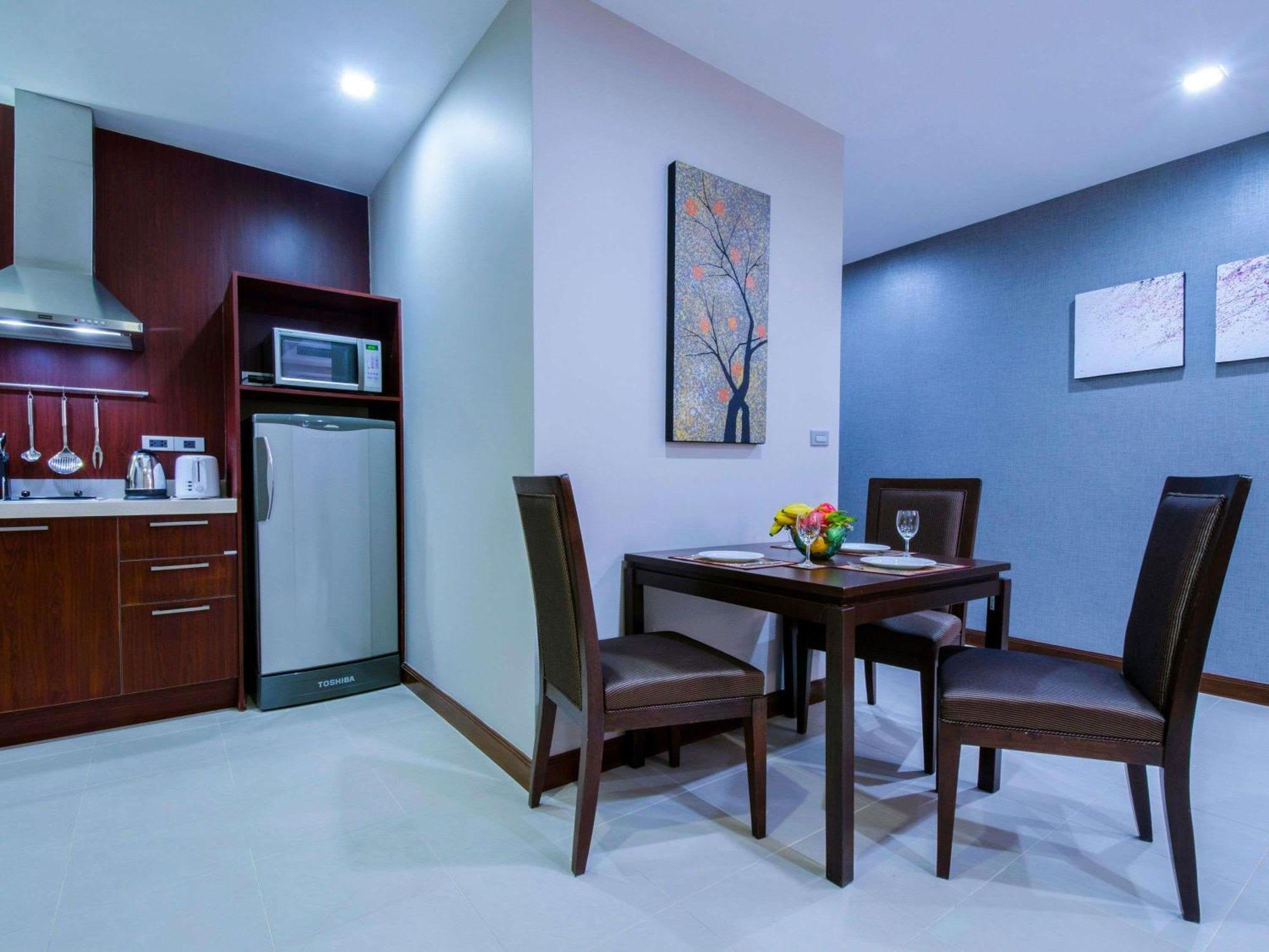 Grand Deluxe King Suite Living Room Balcony