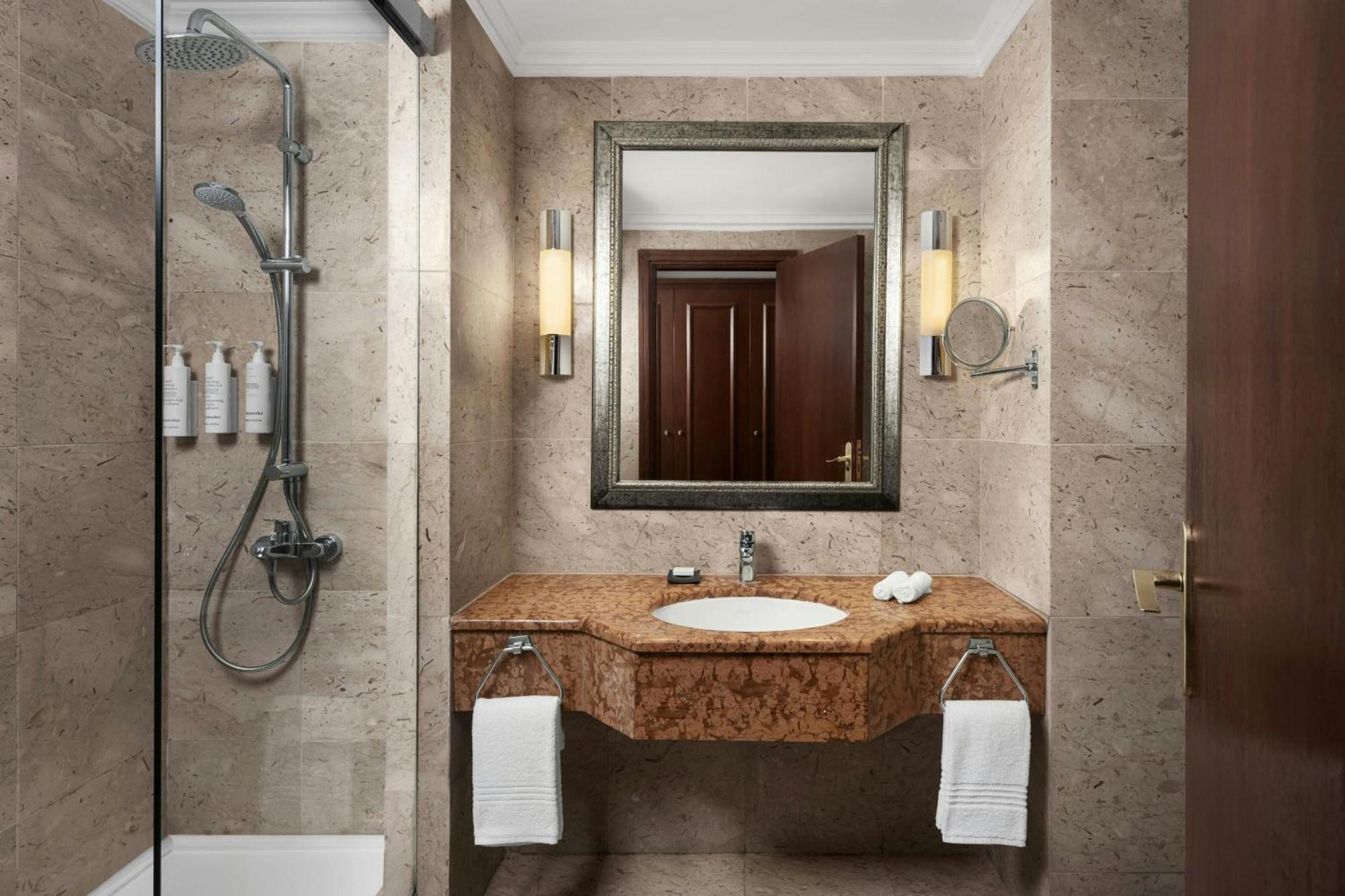 Deluxe Room 1 King