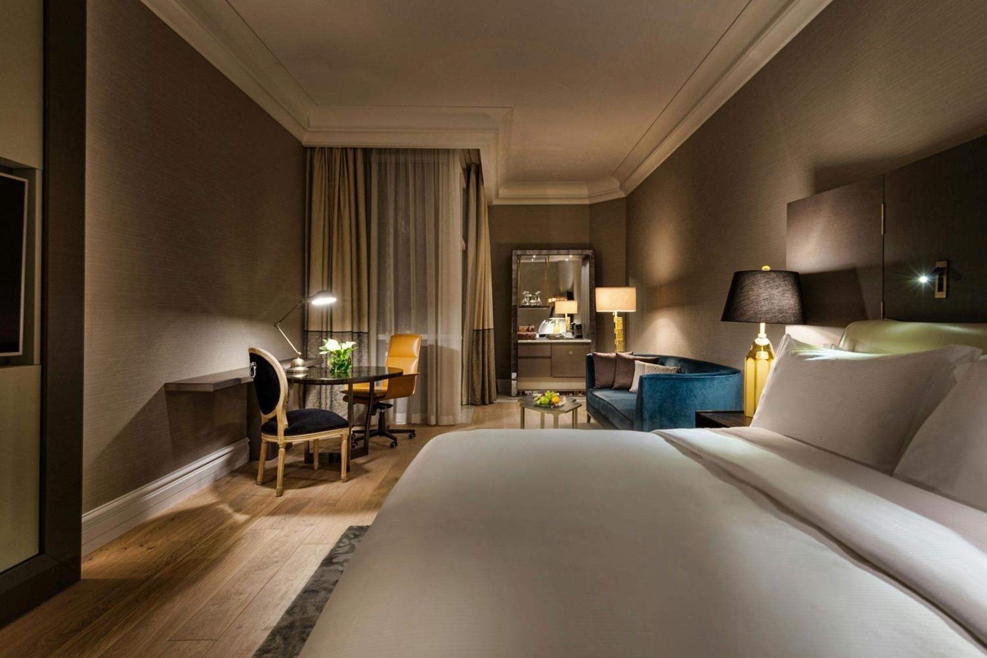 Club King Room Lounge Access
