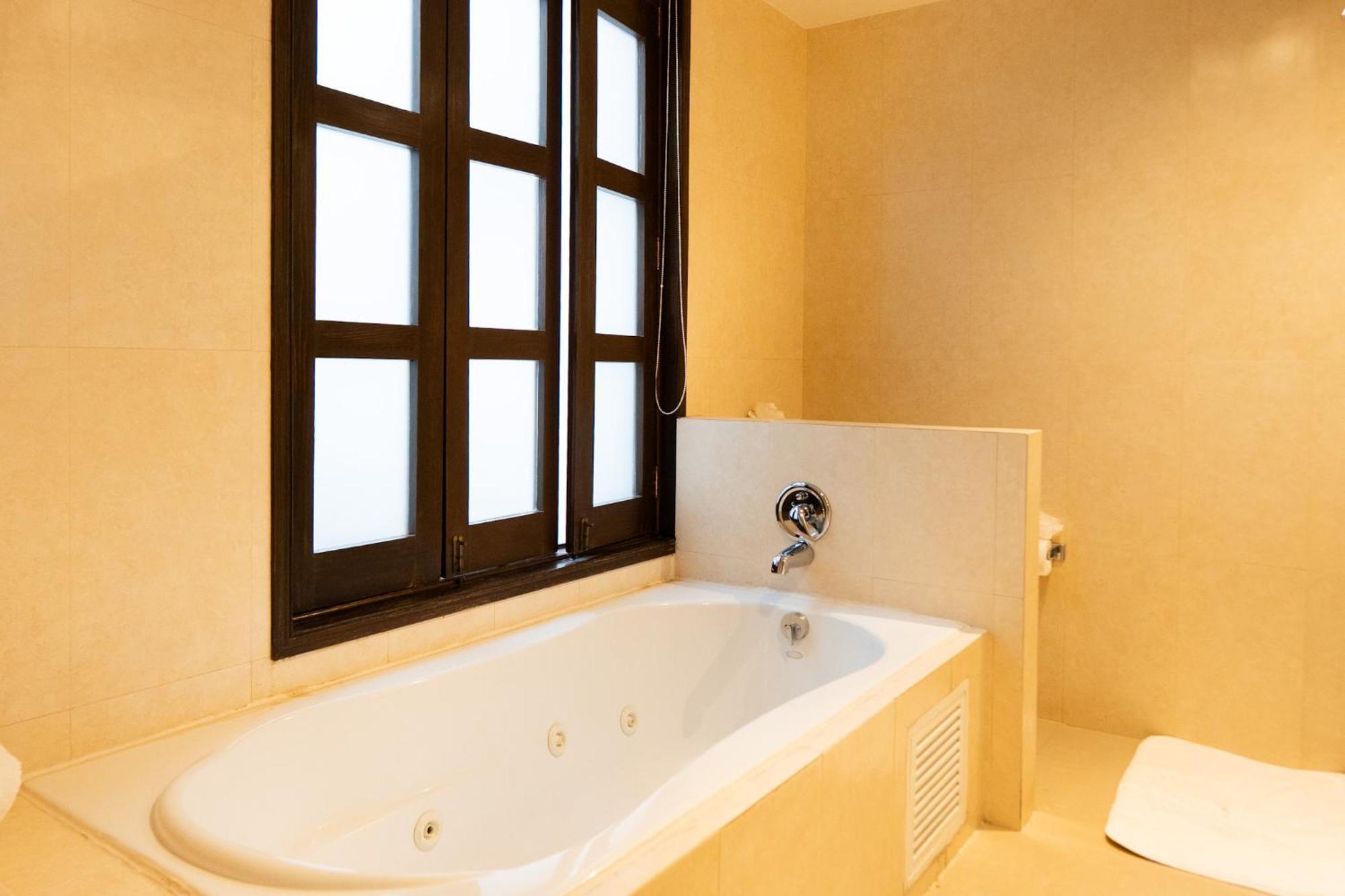 Deluxe King Suite