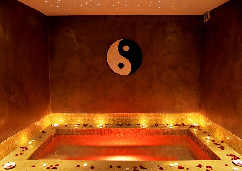 Double Room Private Spa Hamman Jacuzzi at