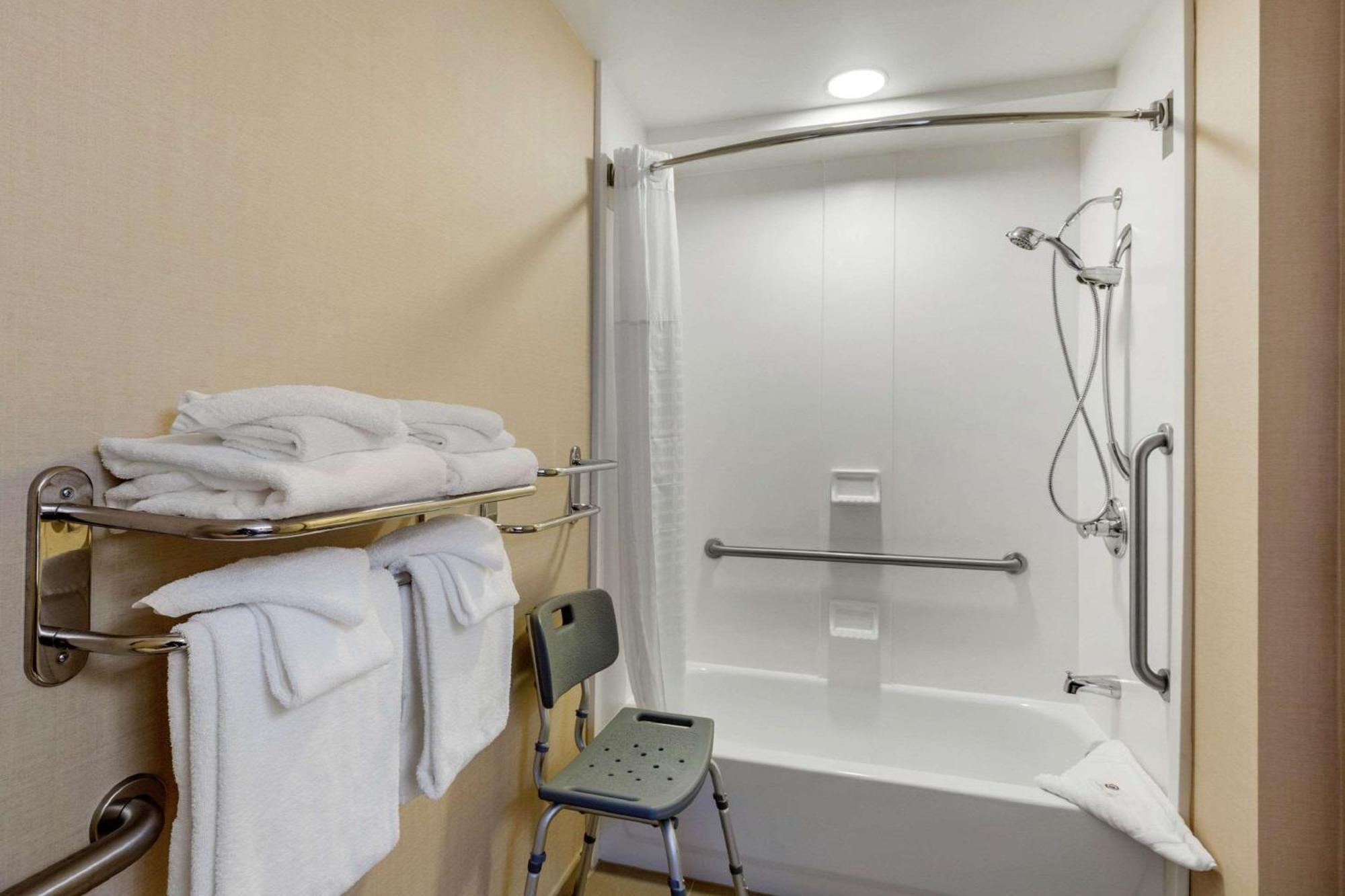 Queen Room with Accessible Tub - Accessible/Non-Smoking