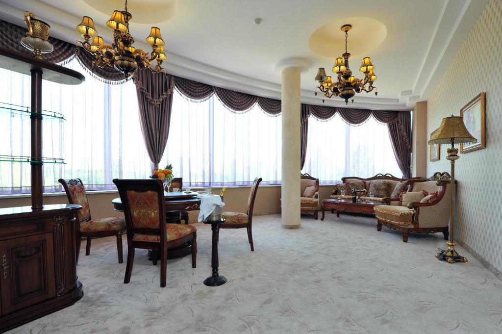 Deluxe One-Bedroom Suite