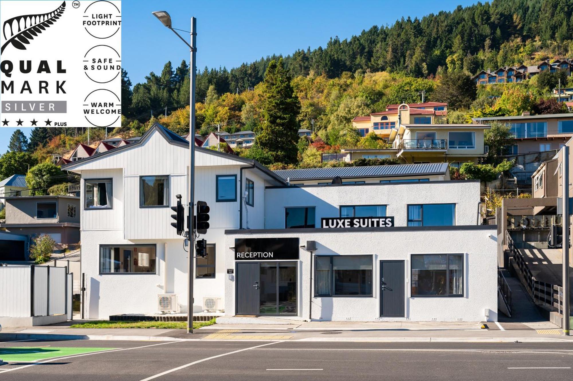 Luxe Queen Single Mountain View
