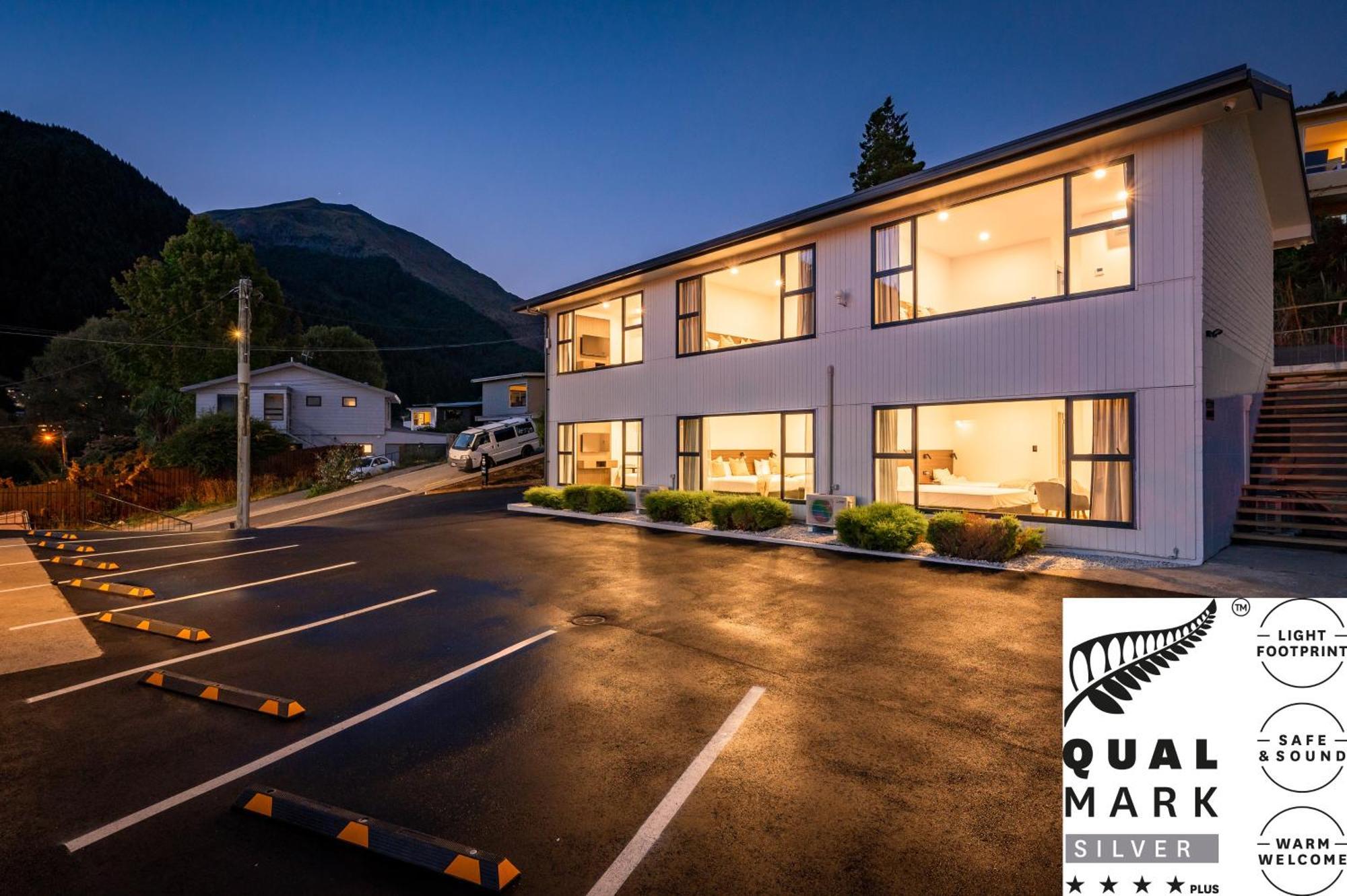 Luxe Queen Single Mountain View