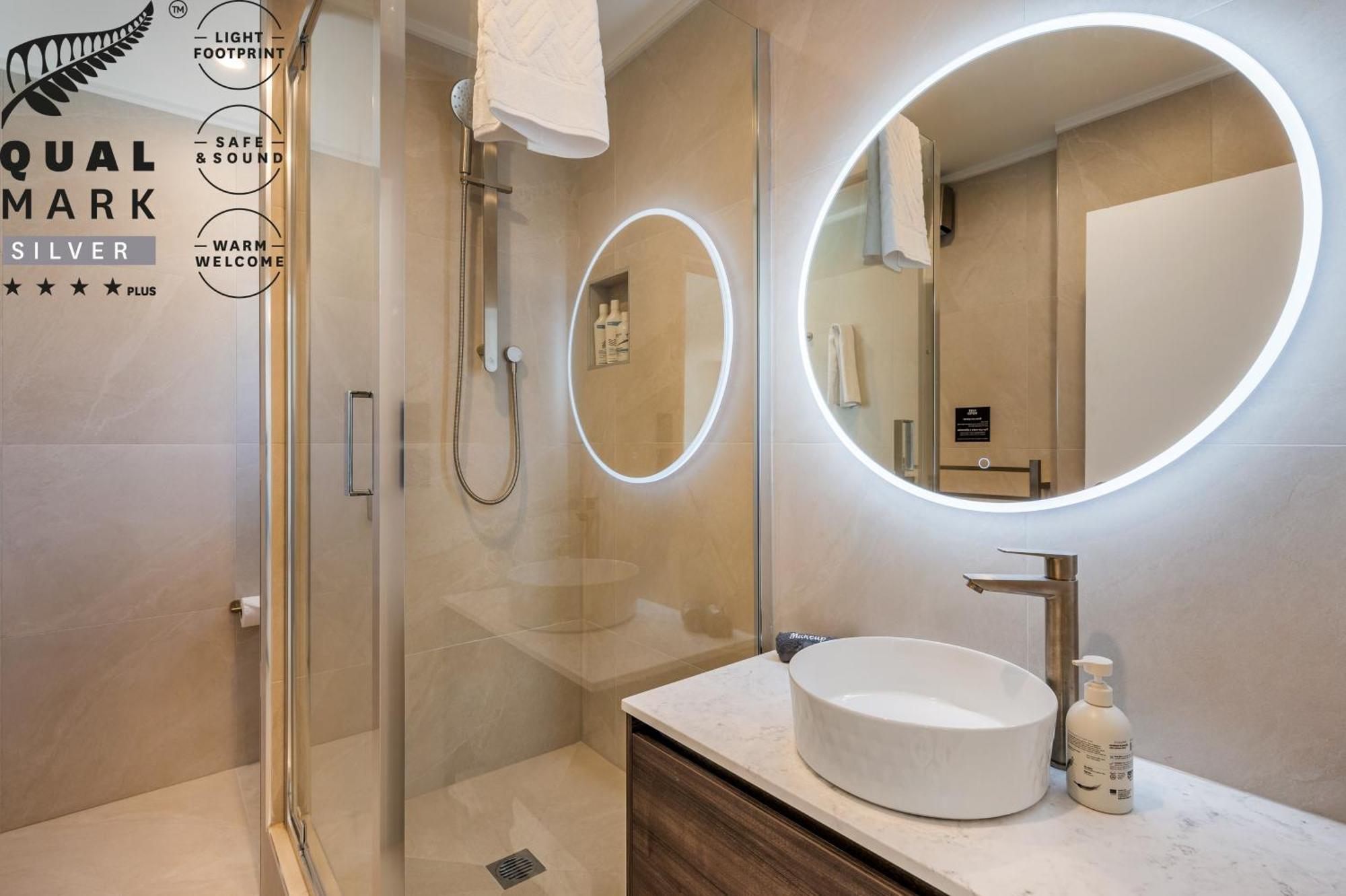 Luxe One Bedroom Suite Mountain View
