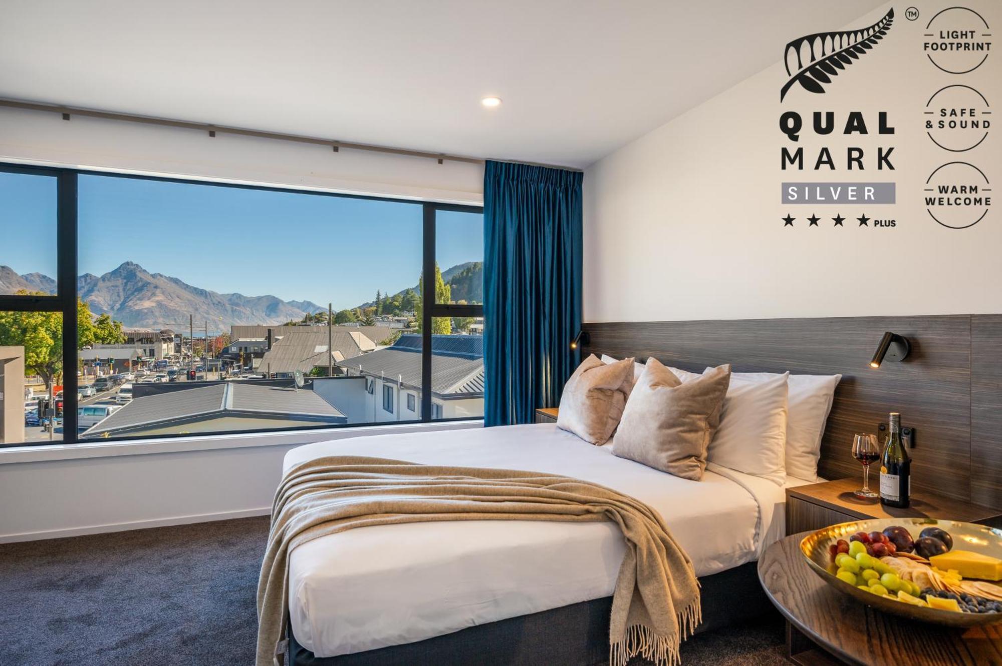 Luxe Queen Lake Mountain View