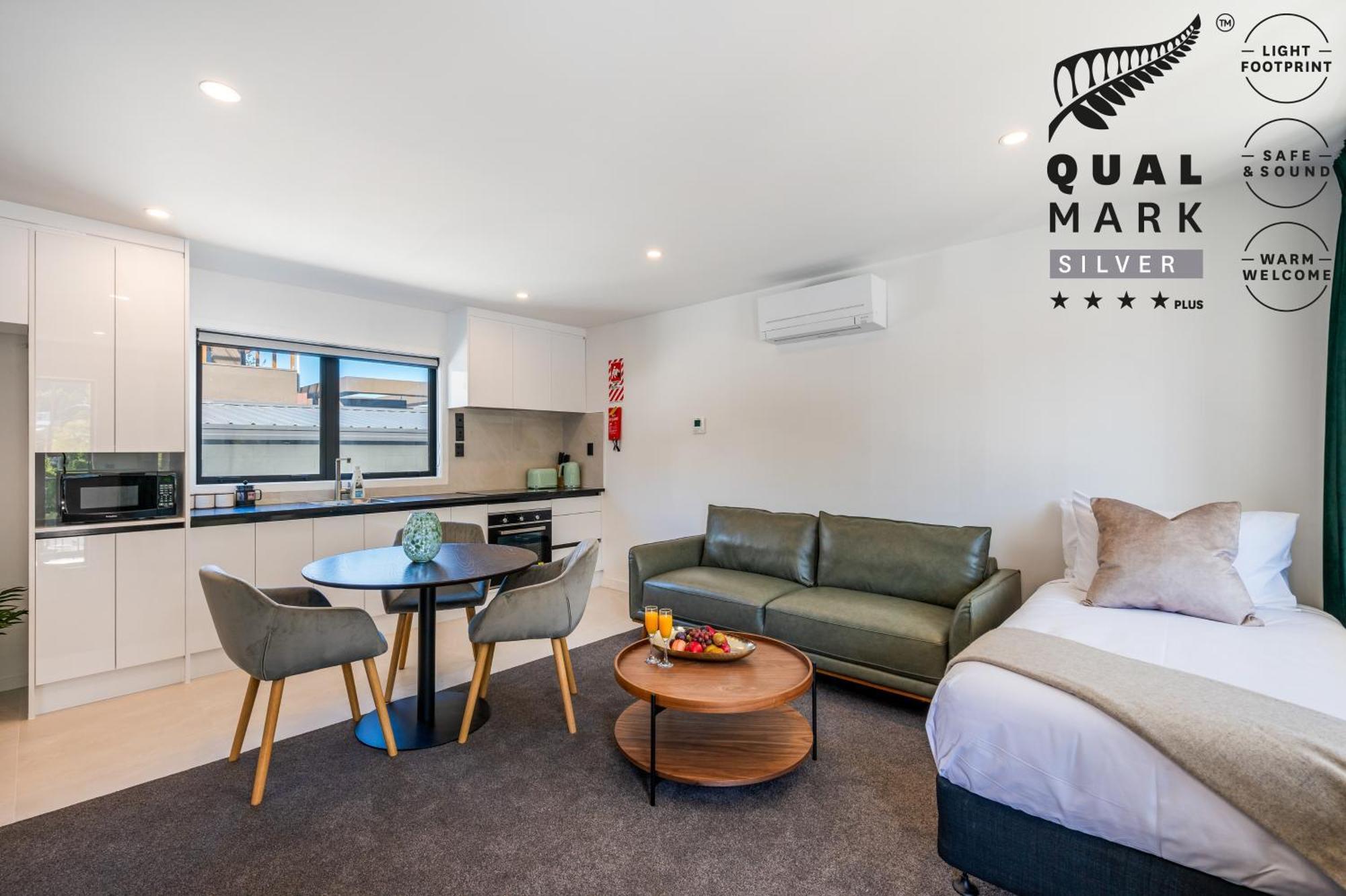 Luxe One Bedroom Suite Mountain View