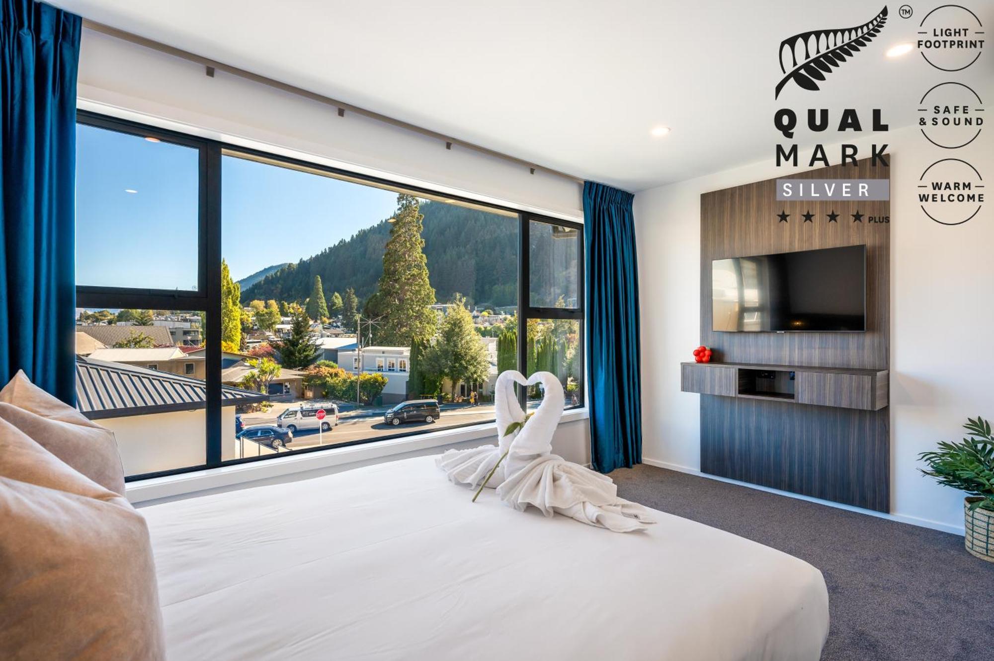 Luxe Queen Lake Mountain View
