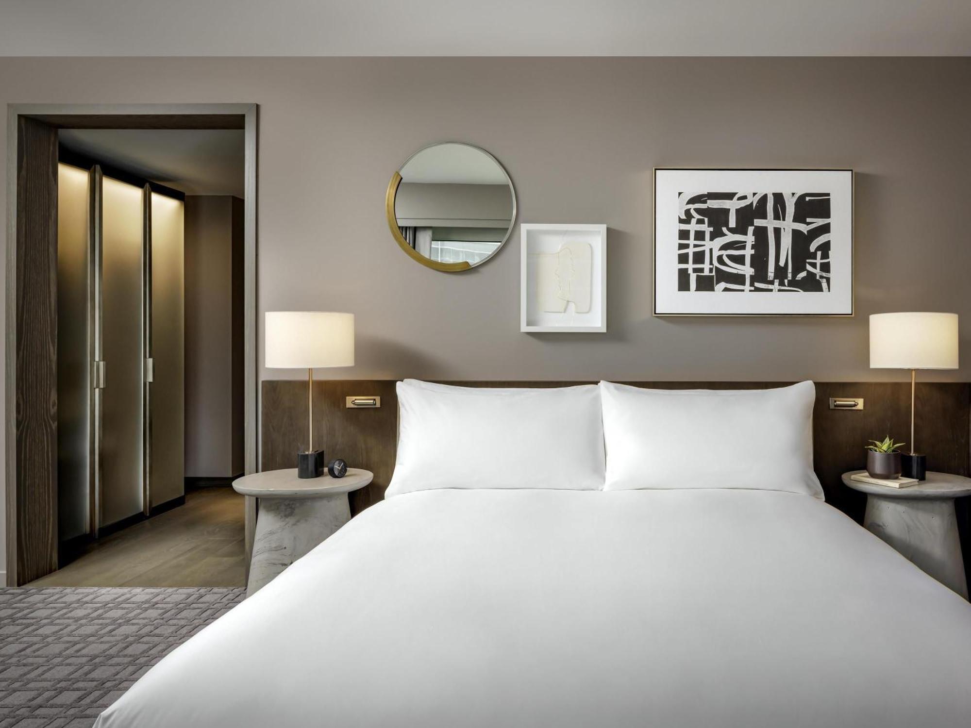 Fairmont Gold Signature One Bedroom Corner Suite Lounge Access Mobility Access,1730020047:JPEG