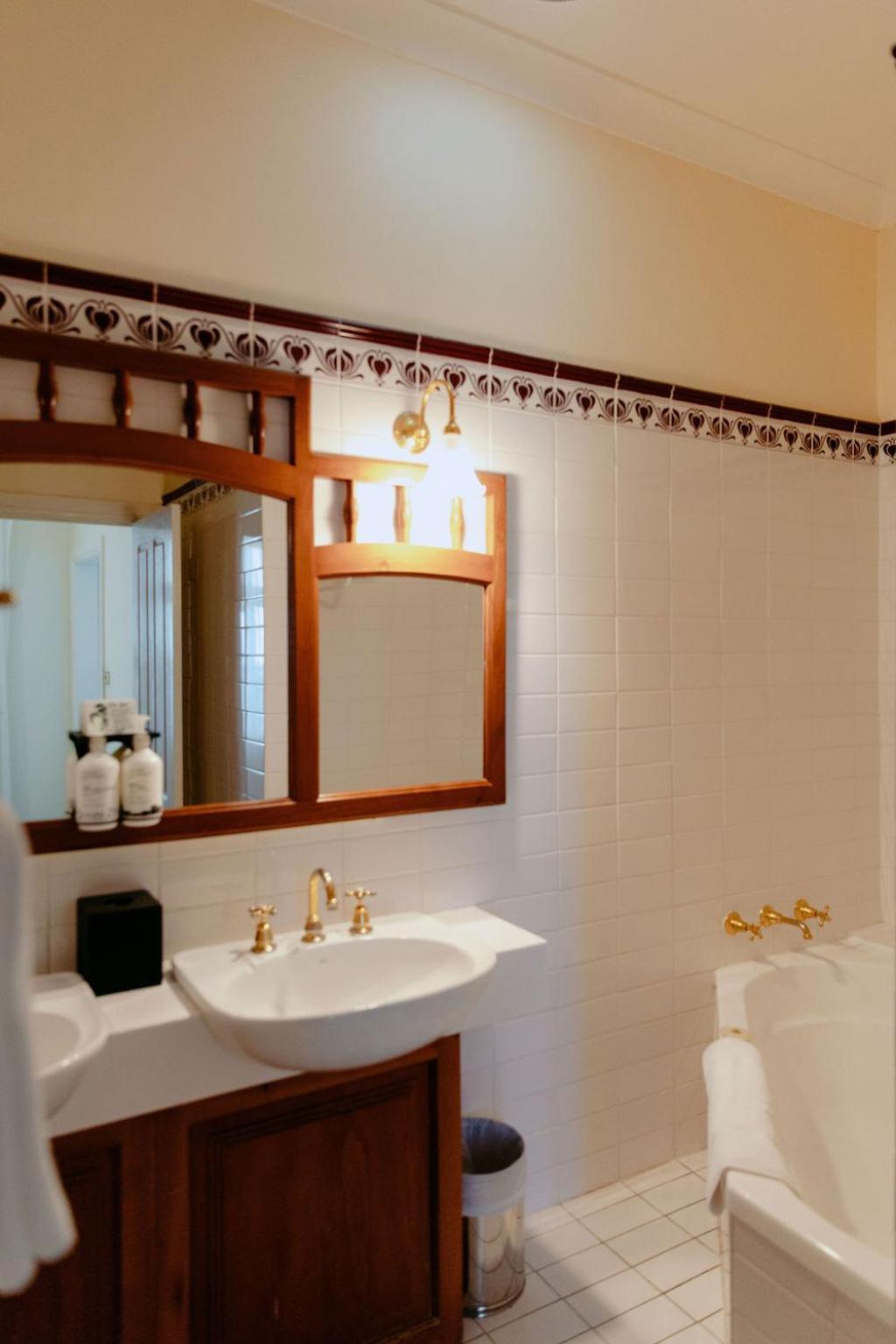 Heritage Spa & Fireplace Room