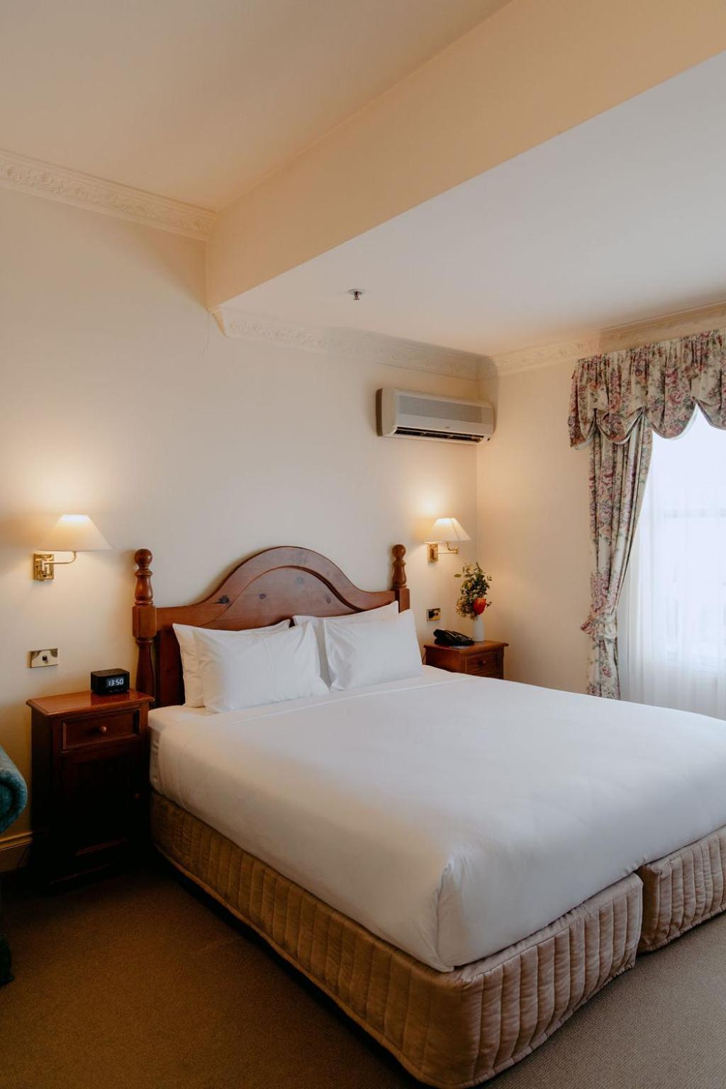 Heritage Spa & Fireplace Room