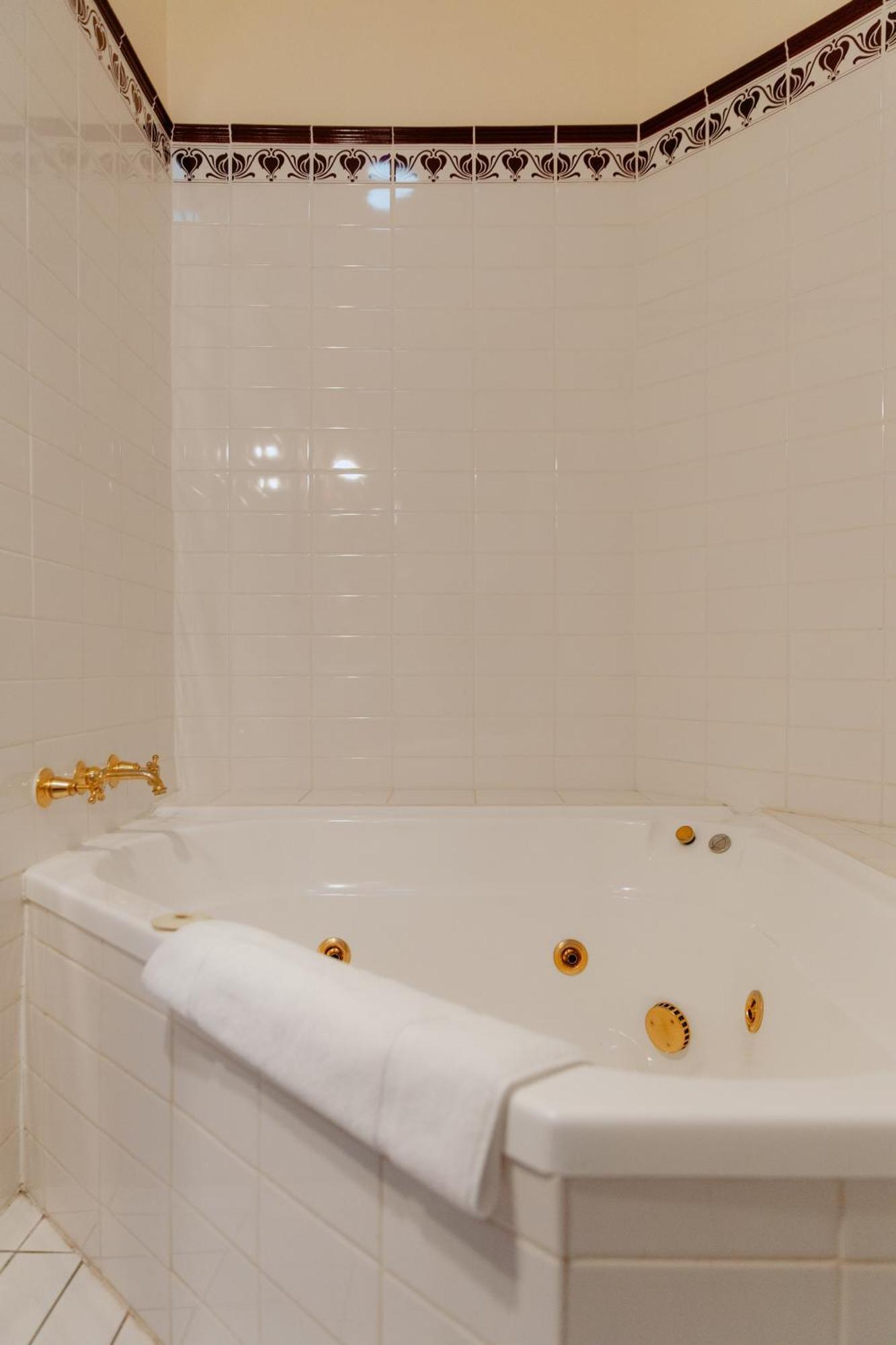 Heritage Spa & Fireplace Room