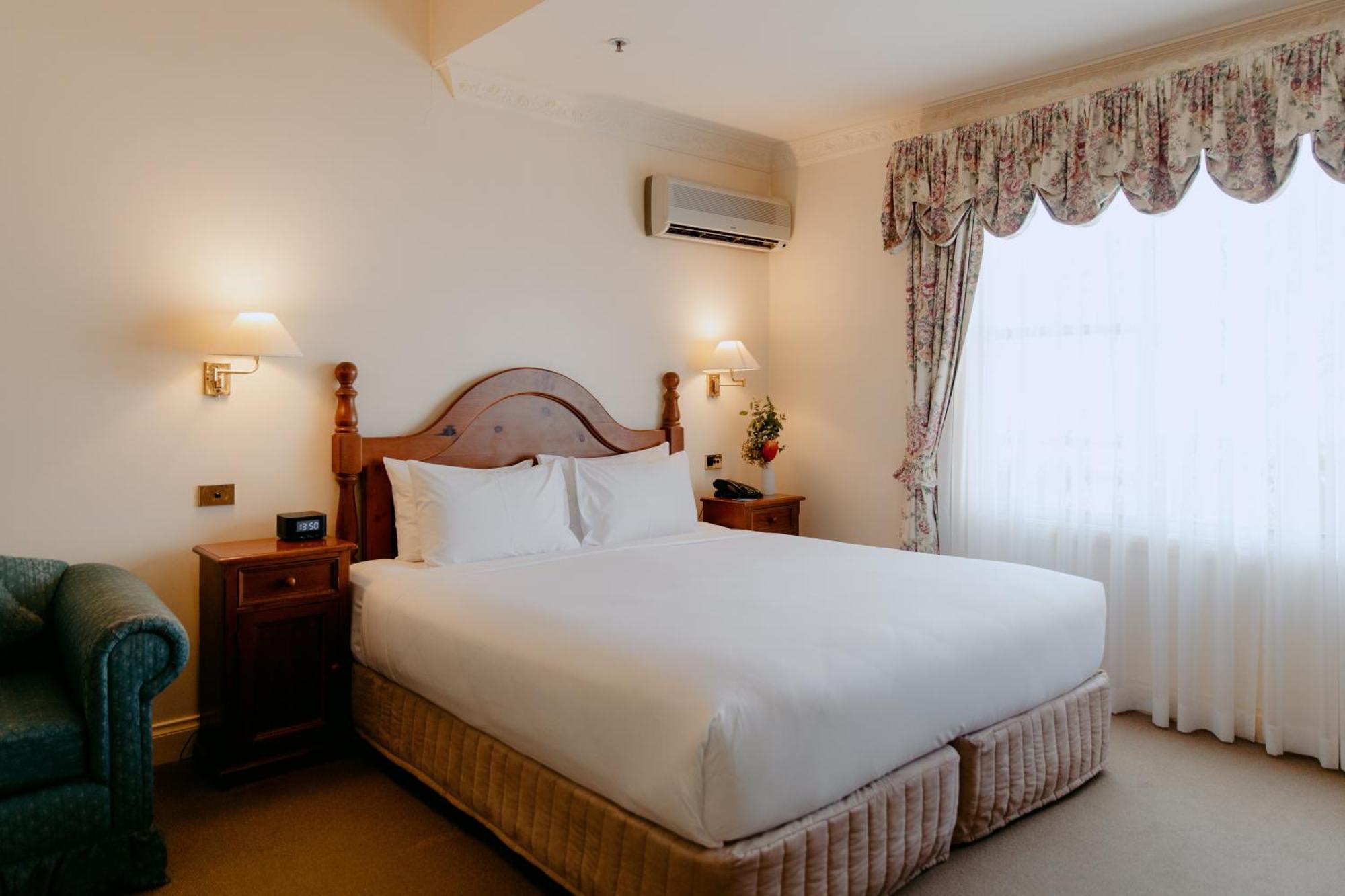 Heritage Spa & Fireplace Room