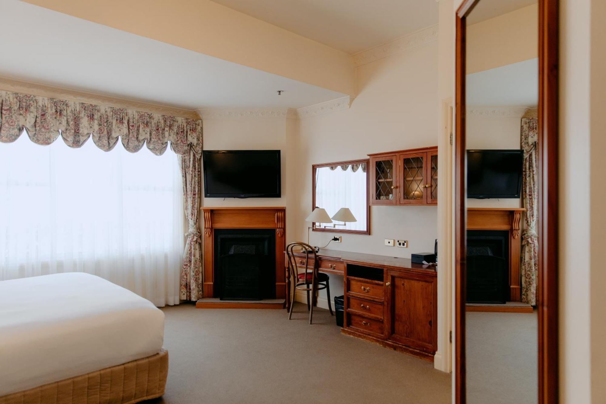 Heritage Spa & Fireplace Room