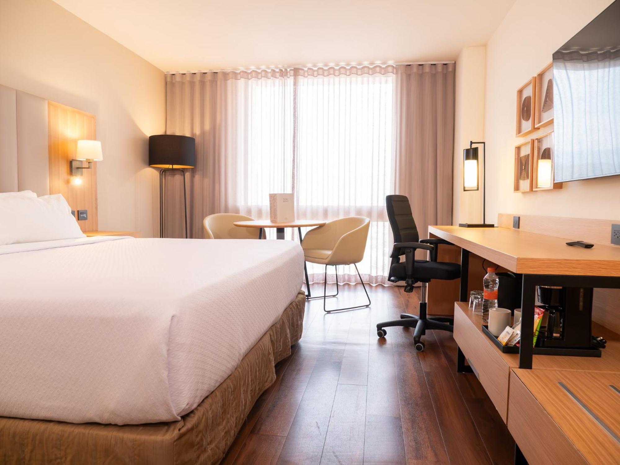 Standard King Room Lounge Access