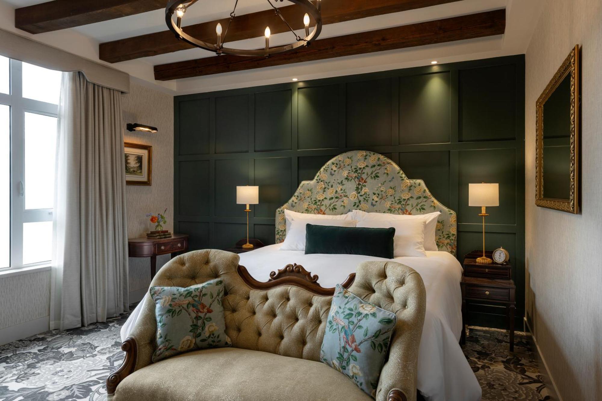 Deluxe Room (2 Adults + 1 Child)