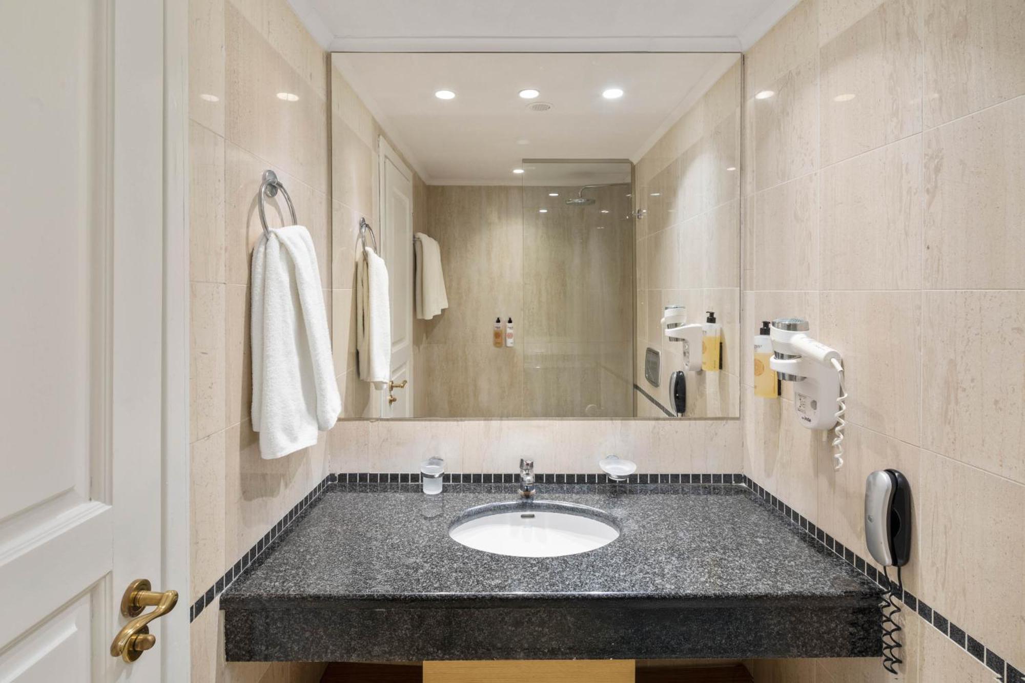 Double or Twin Room Sea View