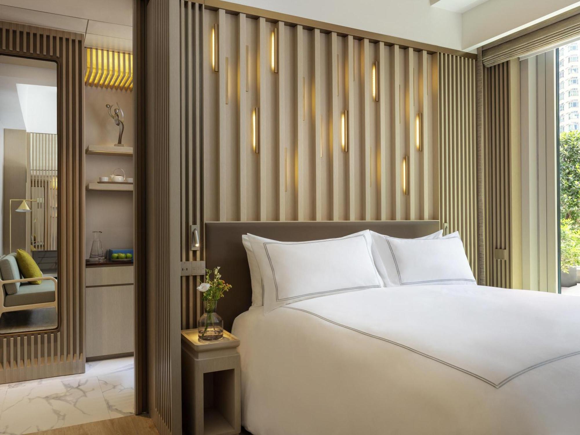 Luxury Executive Room 1 King Size Bed Lounge Access Bathtub