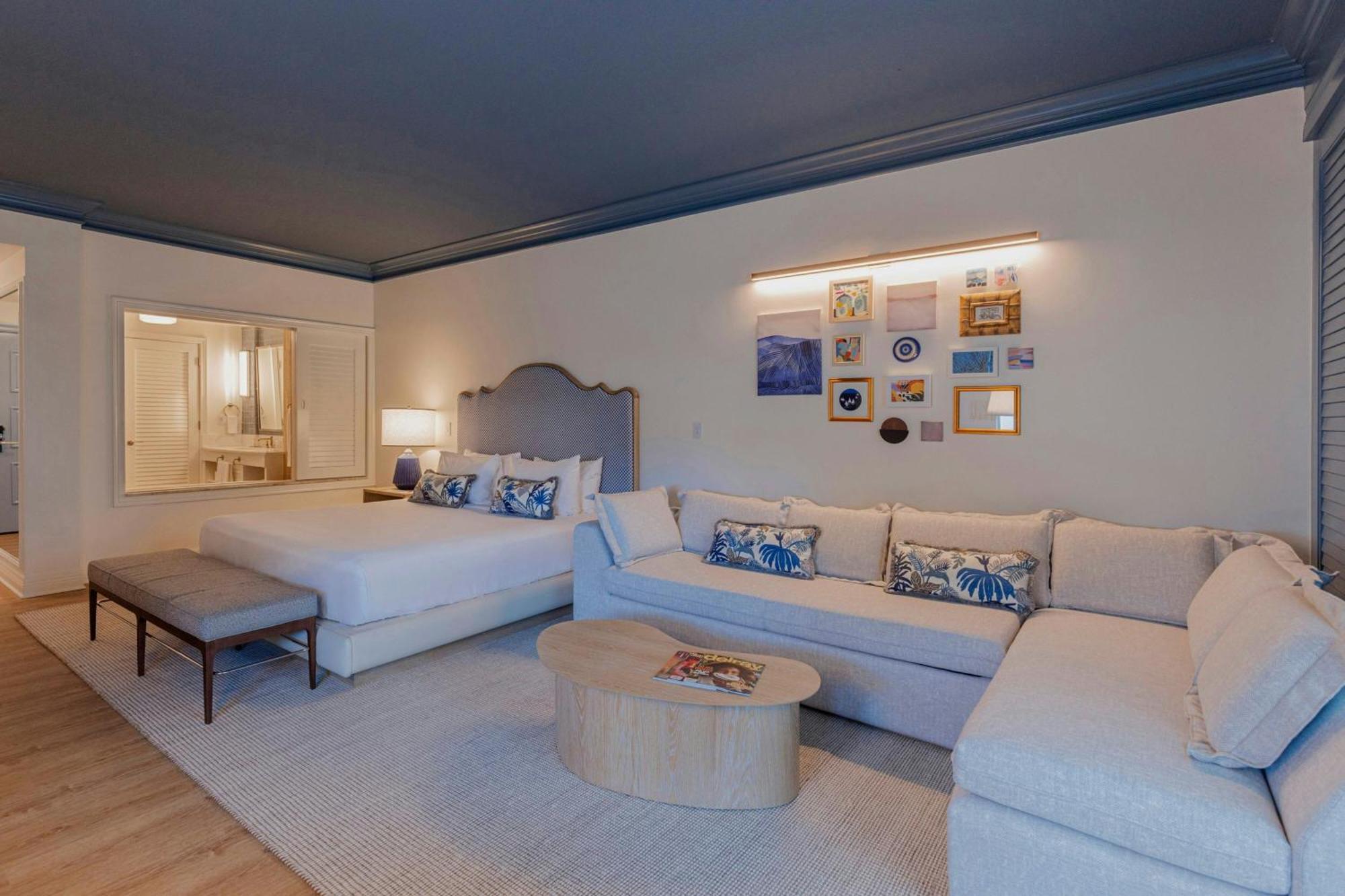 Deluxe King Room with Sofa Bed and City View,1733118790:JPEG