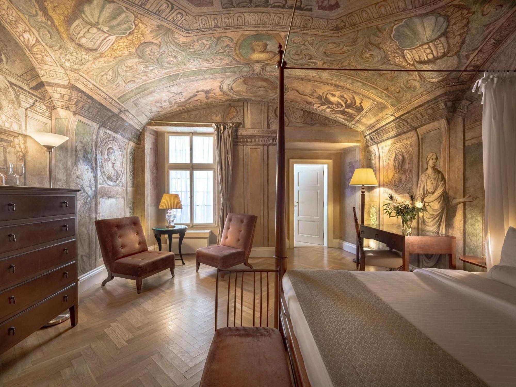 Full Fresco Baroque King Room