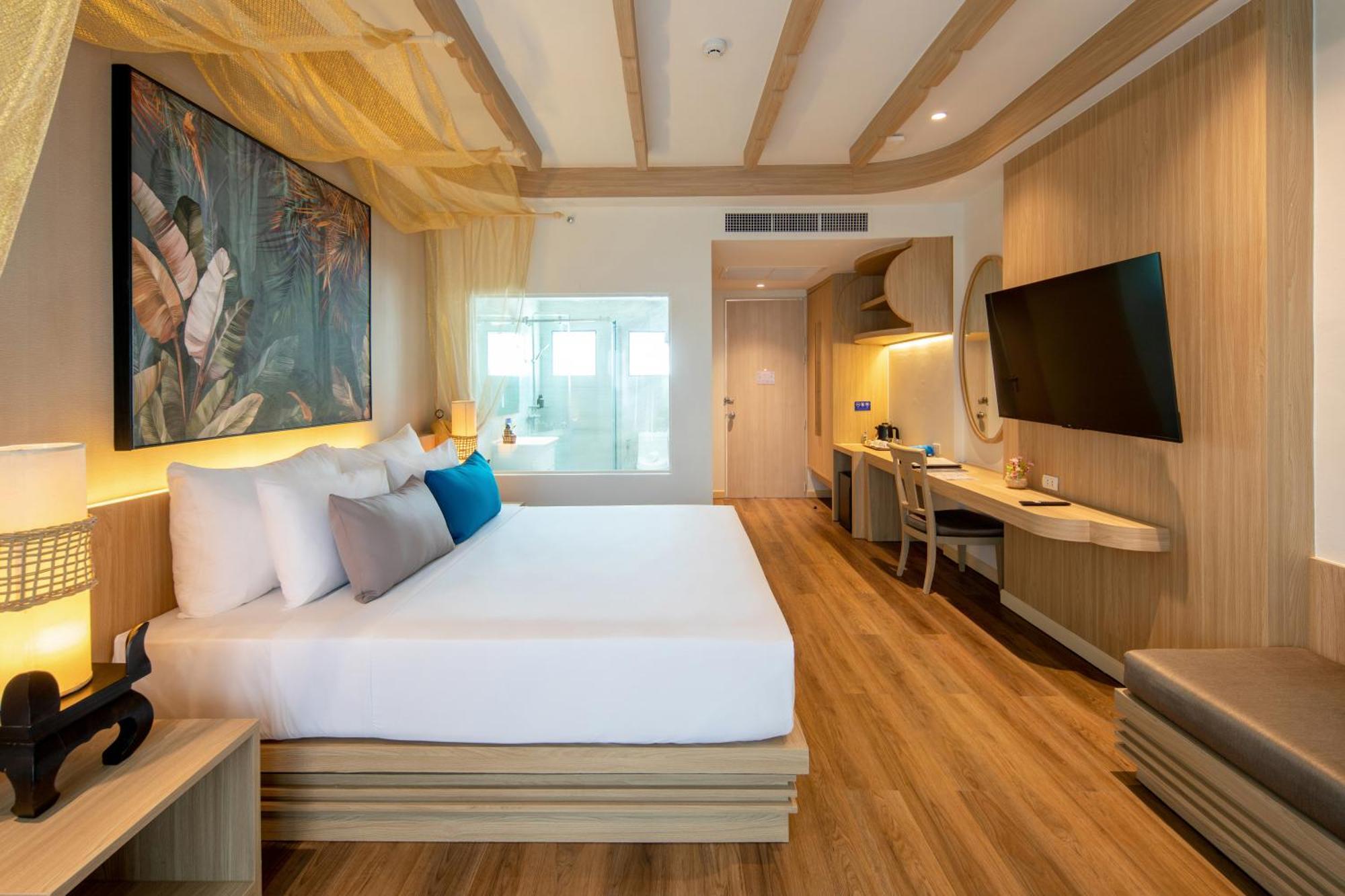 Deluxe Signature Pool Access
