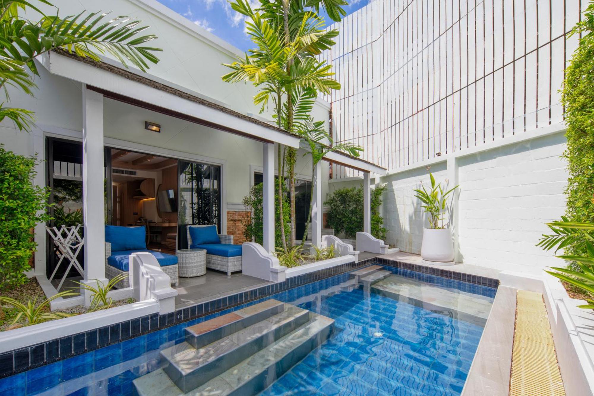 Deluxe Signature Pool Access