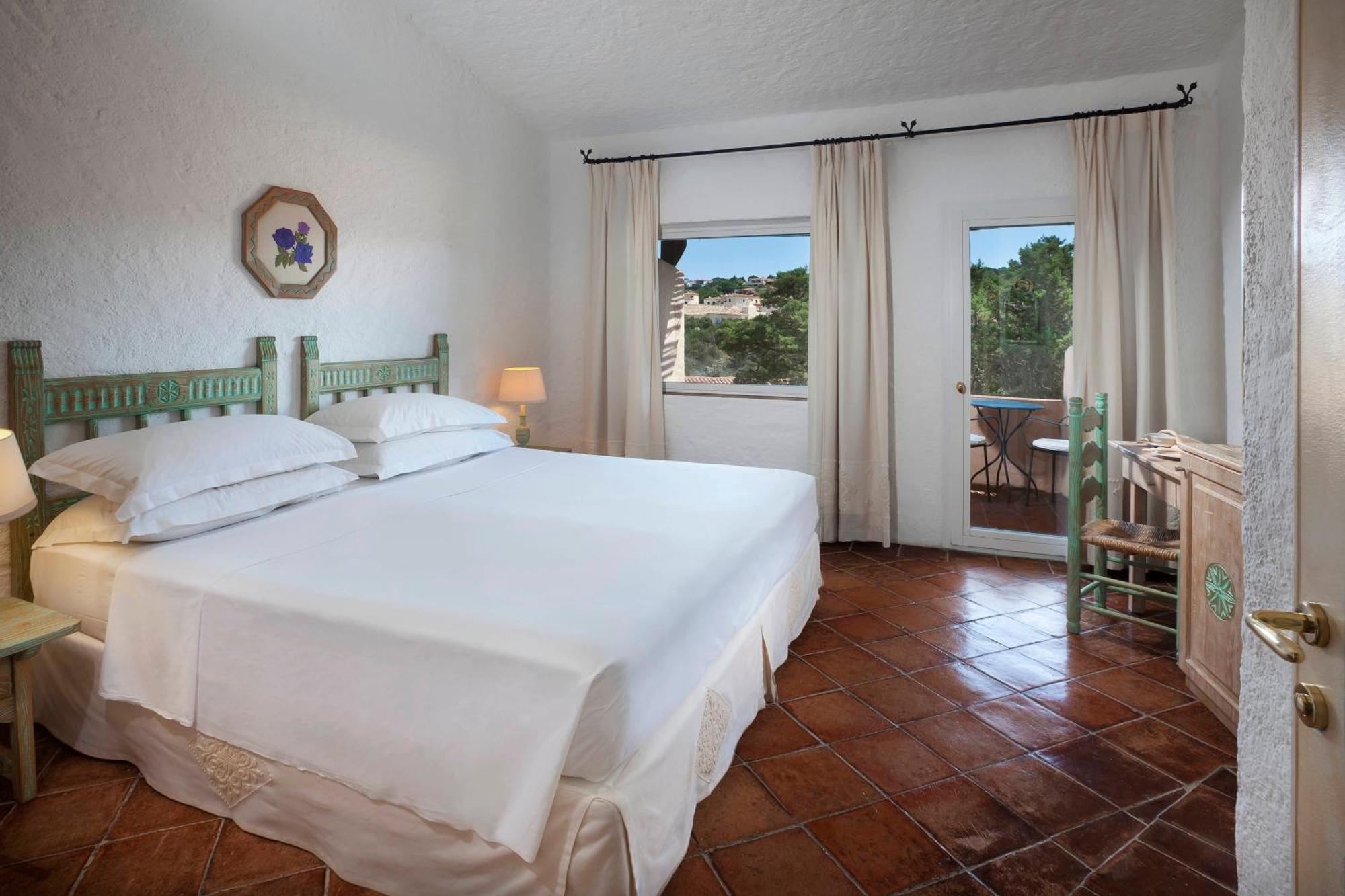 Superior Double Room king size bed courtyard View terrace