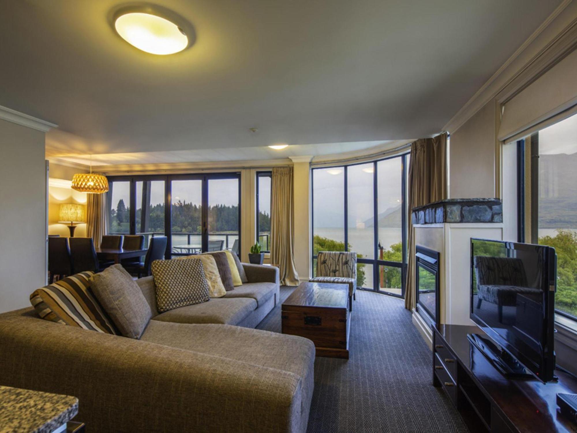 Three-bedroom lake view apartment
