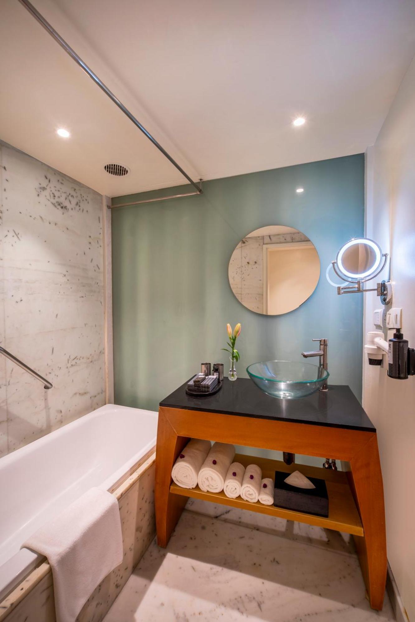 Deluxe Queen Room on Airport Transfers Spa service