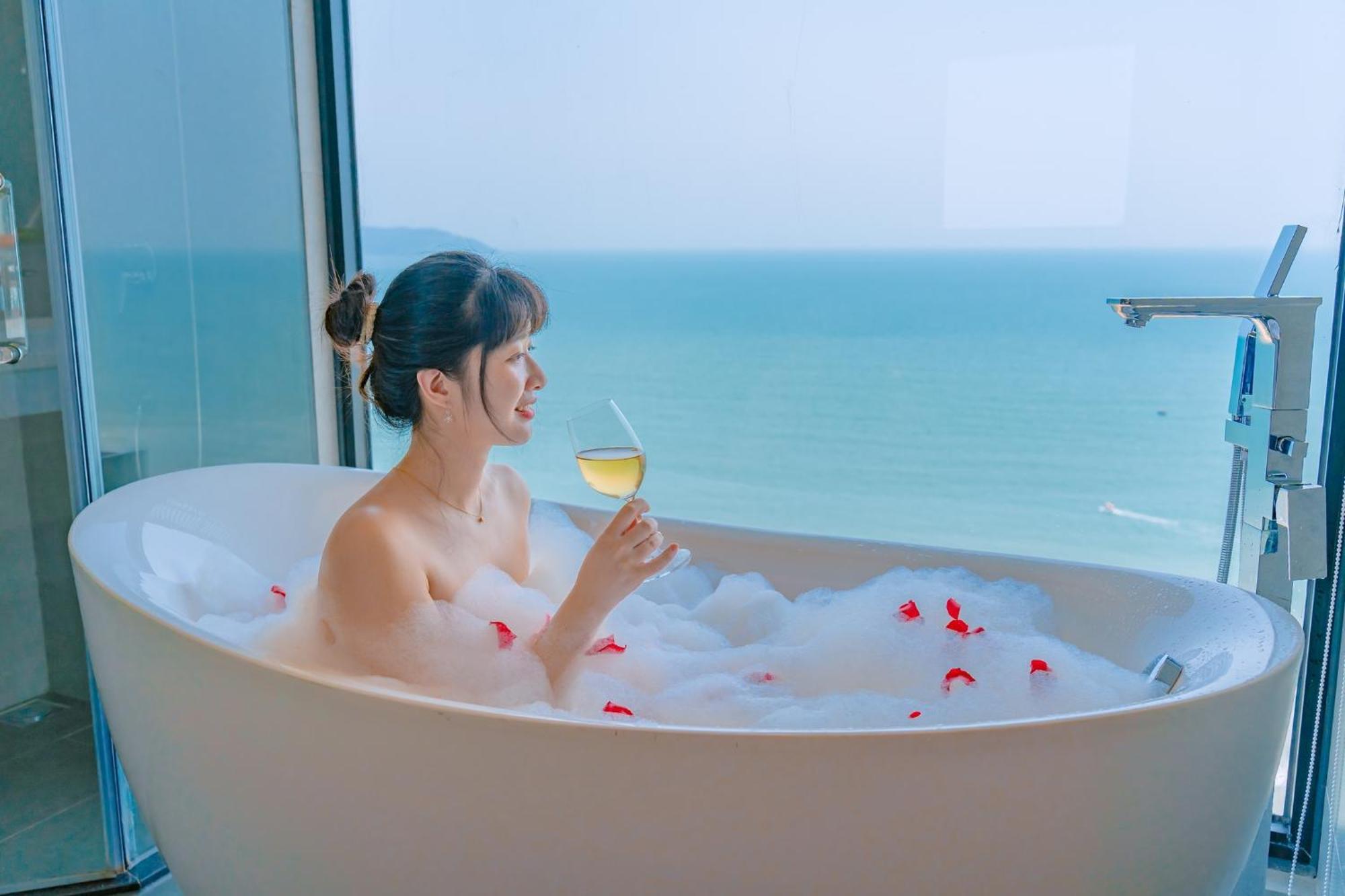 Grand Ocean Queen Room Bathtub Afternoon Tea