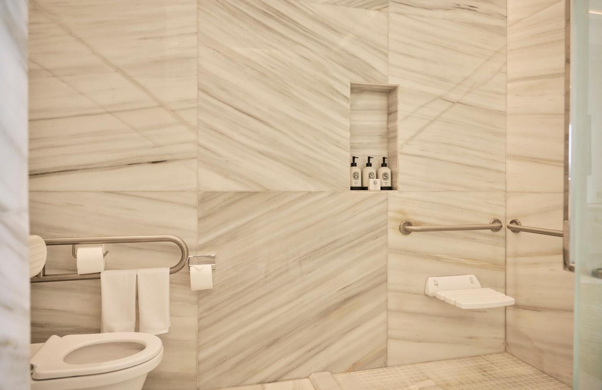Accessible Premier Room King,1740008246:JPEG