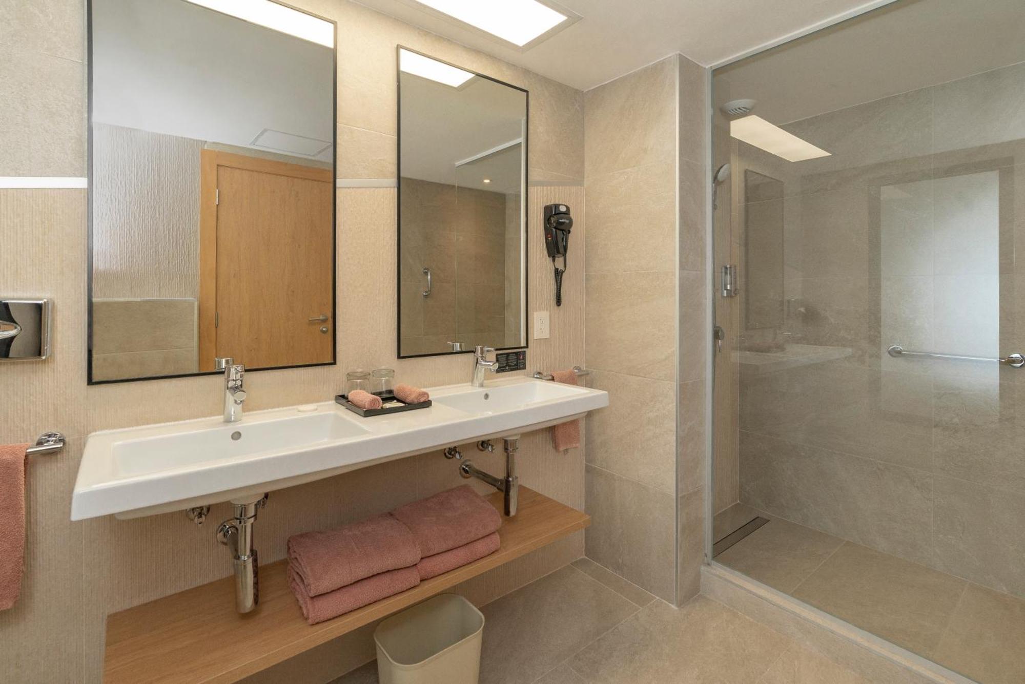 Double Room Riu Party Adults Only 18yrs,1740710886:JPEG