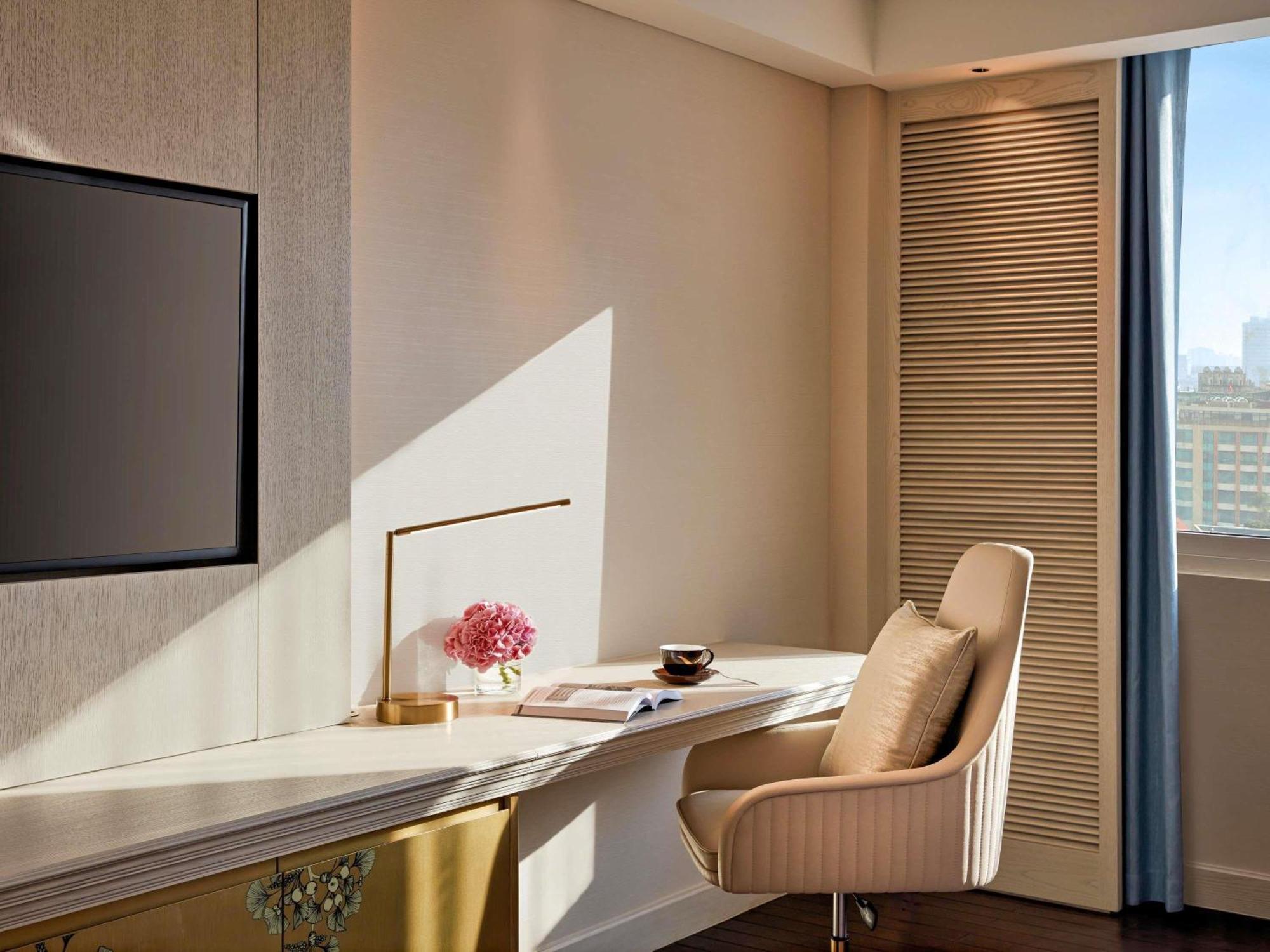Executive King Room Lounge Access High Floor Complimentary daily chocolate hour 5-6pm,1773664465:JPEG