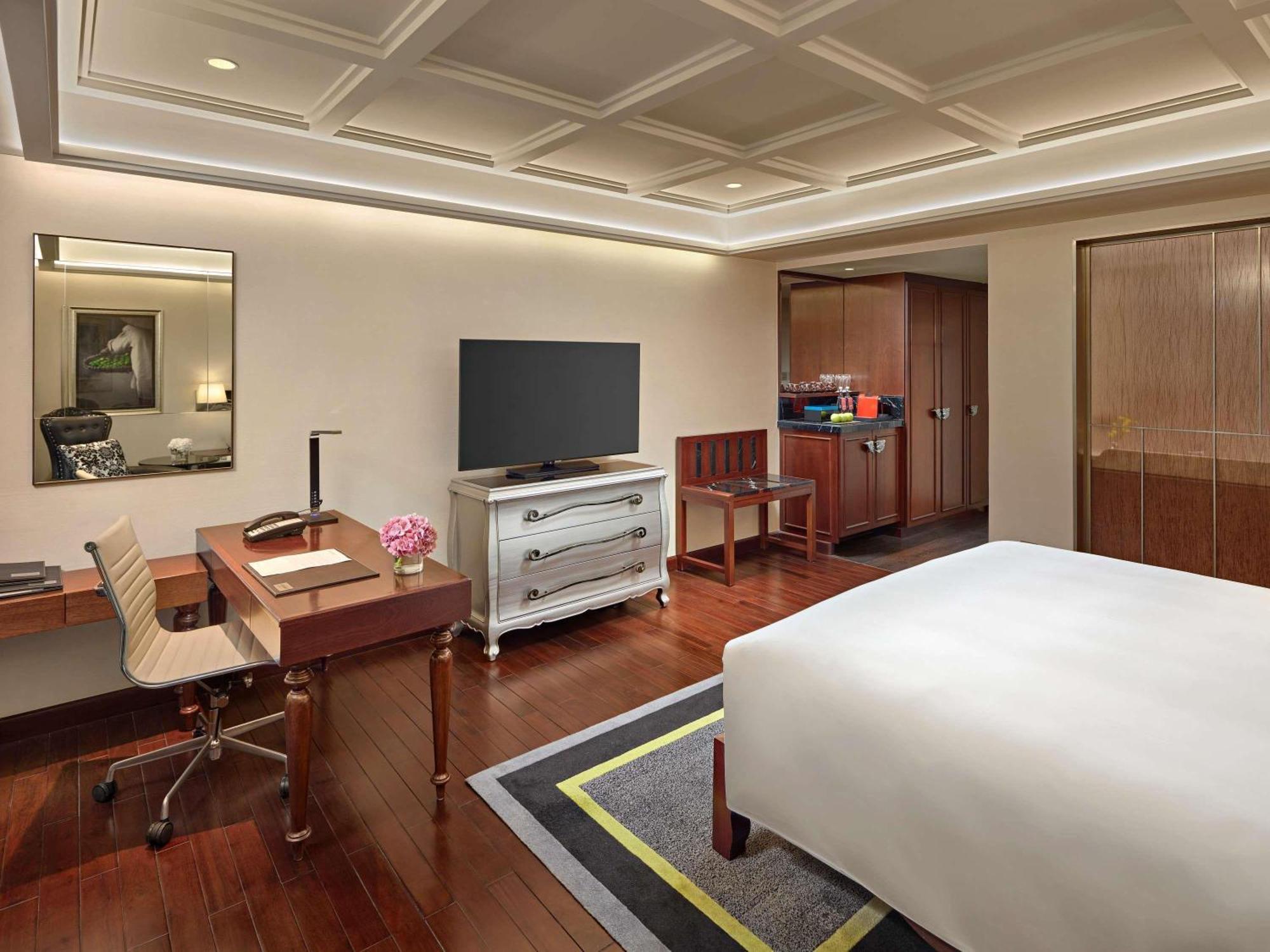 Deluxe King Room - Complimentary daily chocolate hour 5-6pm,1742570566:JPEG