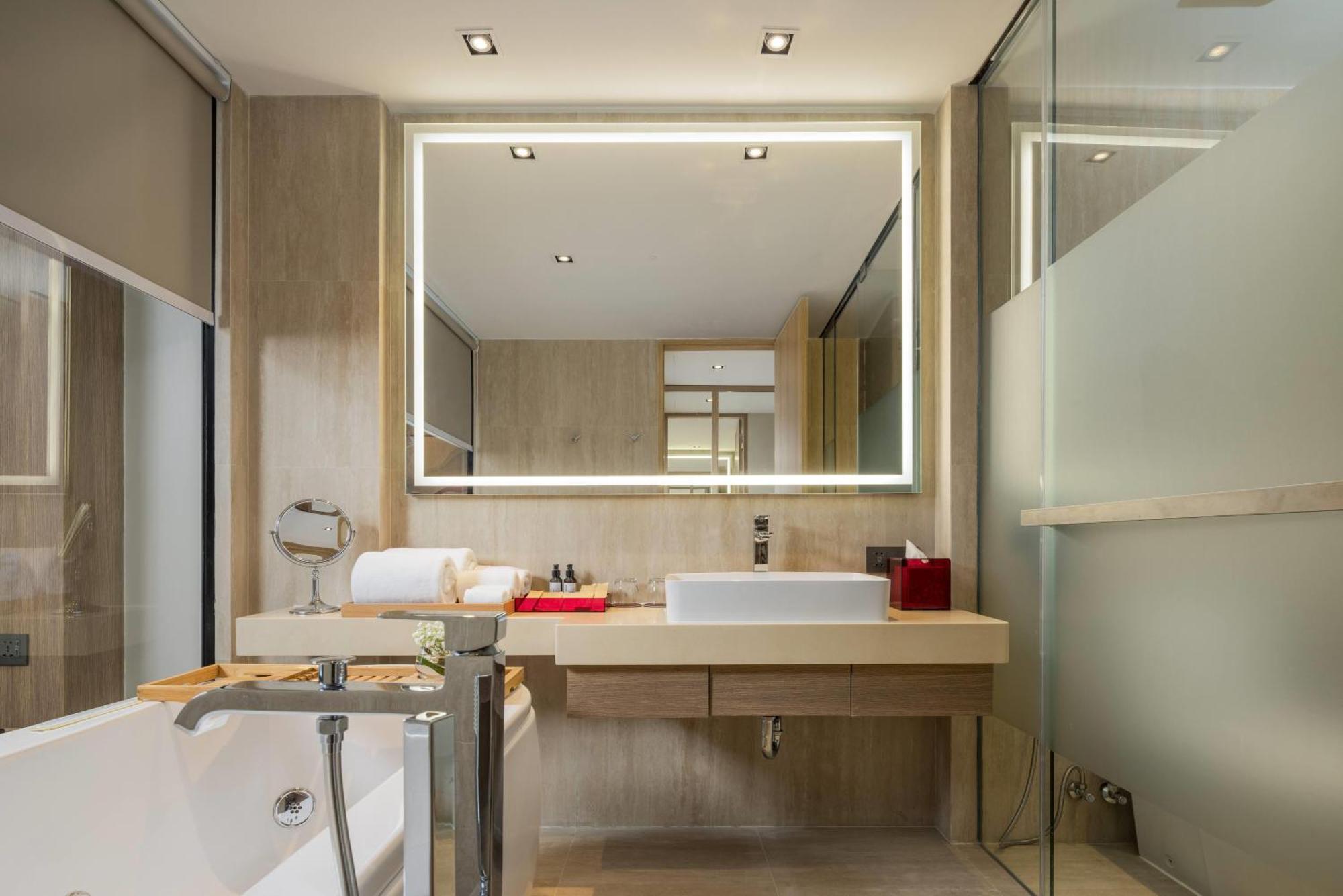 Deluxe Queen Room Two Queen Beds Jet Tub,1742600568:JPEG