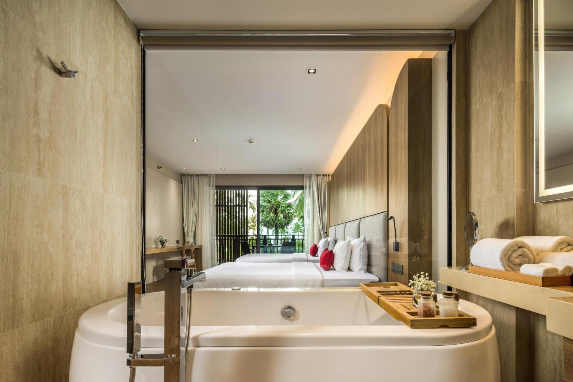 Deluxe Queen Room Two Queen Beds Jet Tub