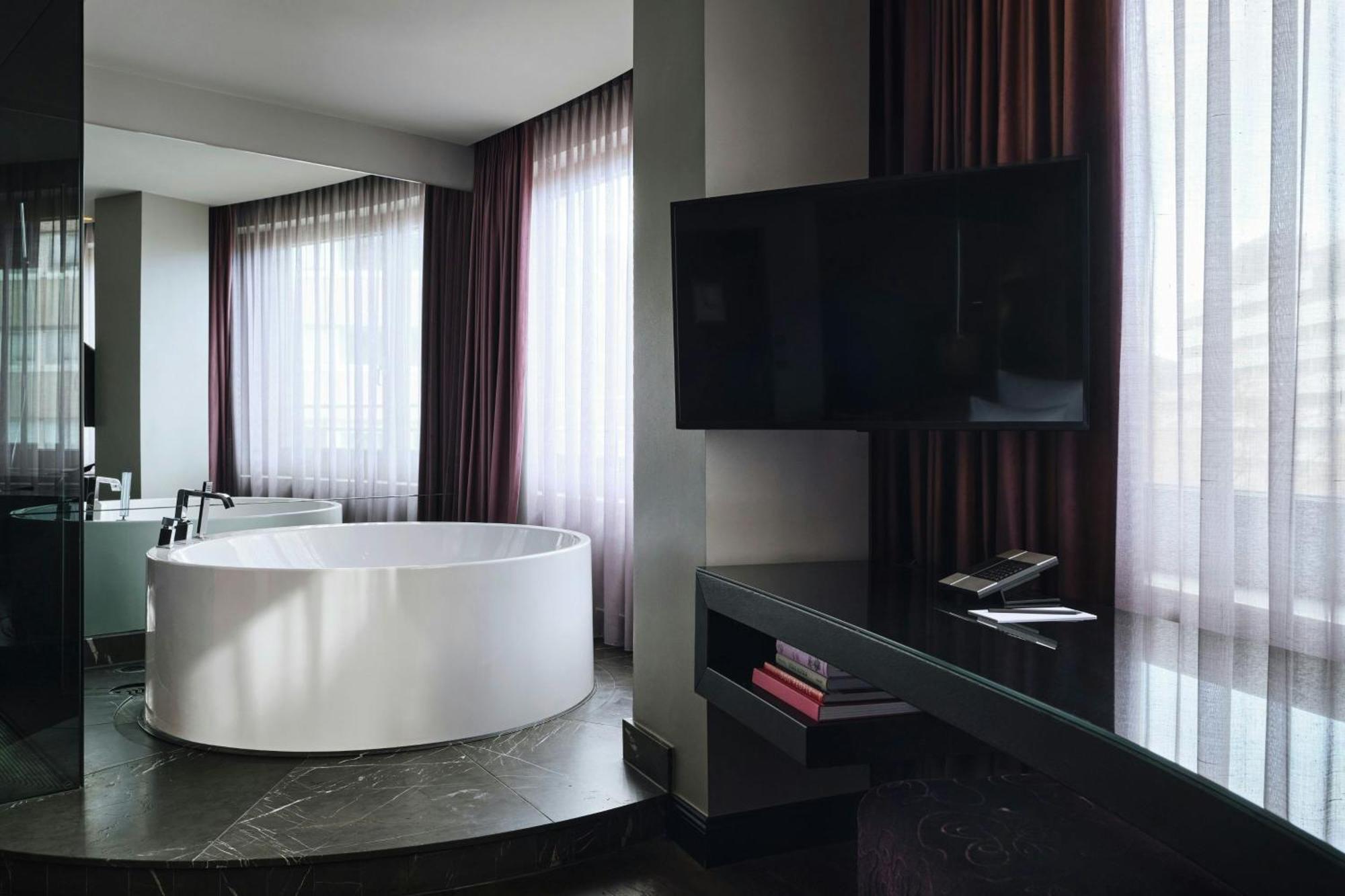 Deluxe King Room City View