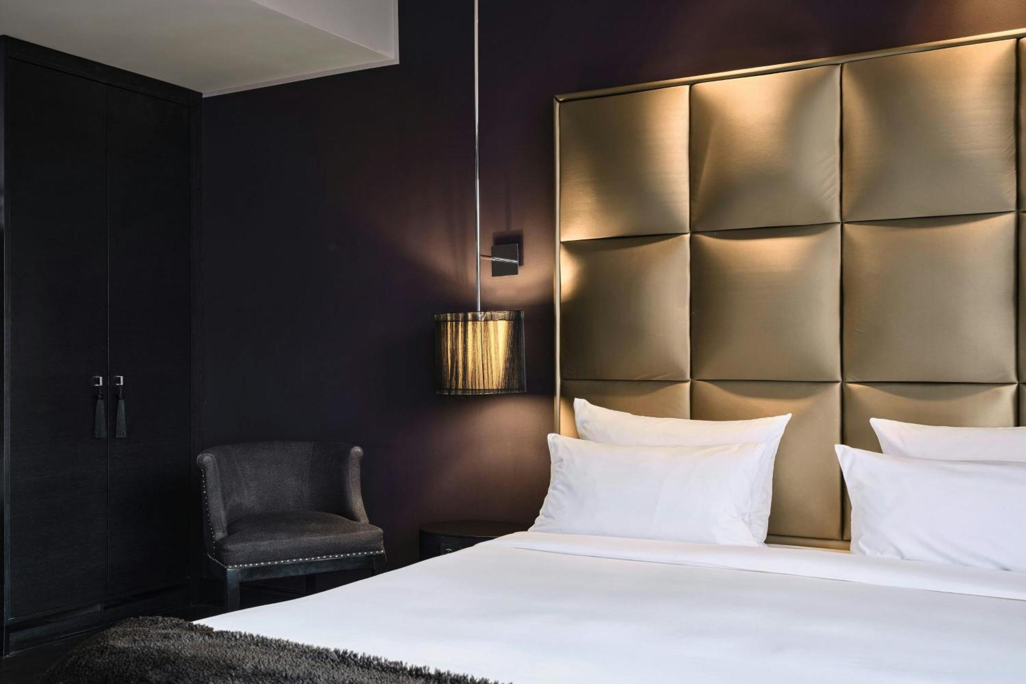 Select Zimmer mit Queensize-Bett und Blick auf den Innenhof