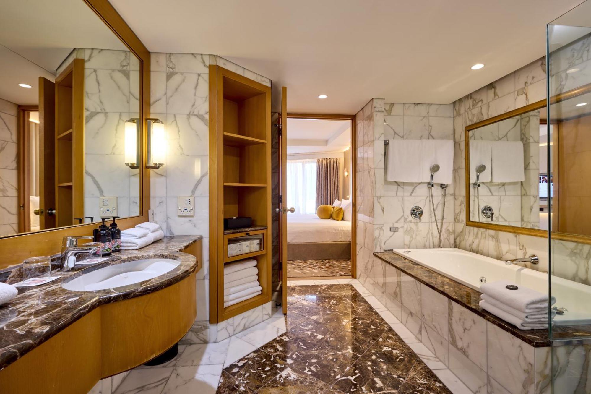 Junior King Suite with Balcony and Club Lounge Access,1742624995:JPEG