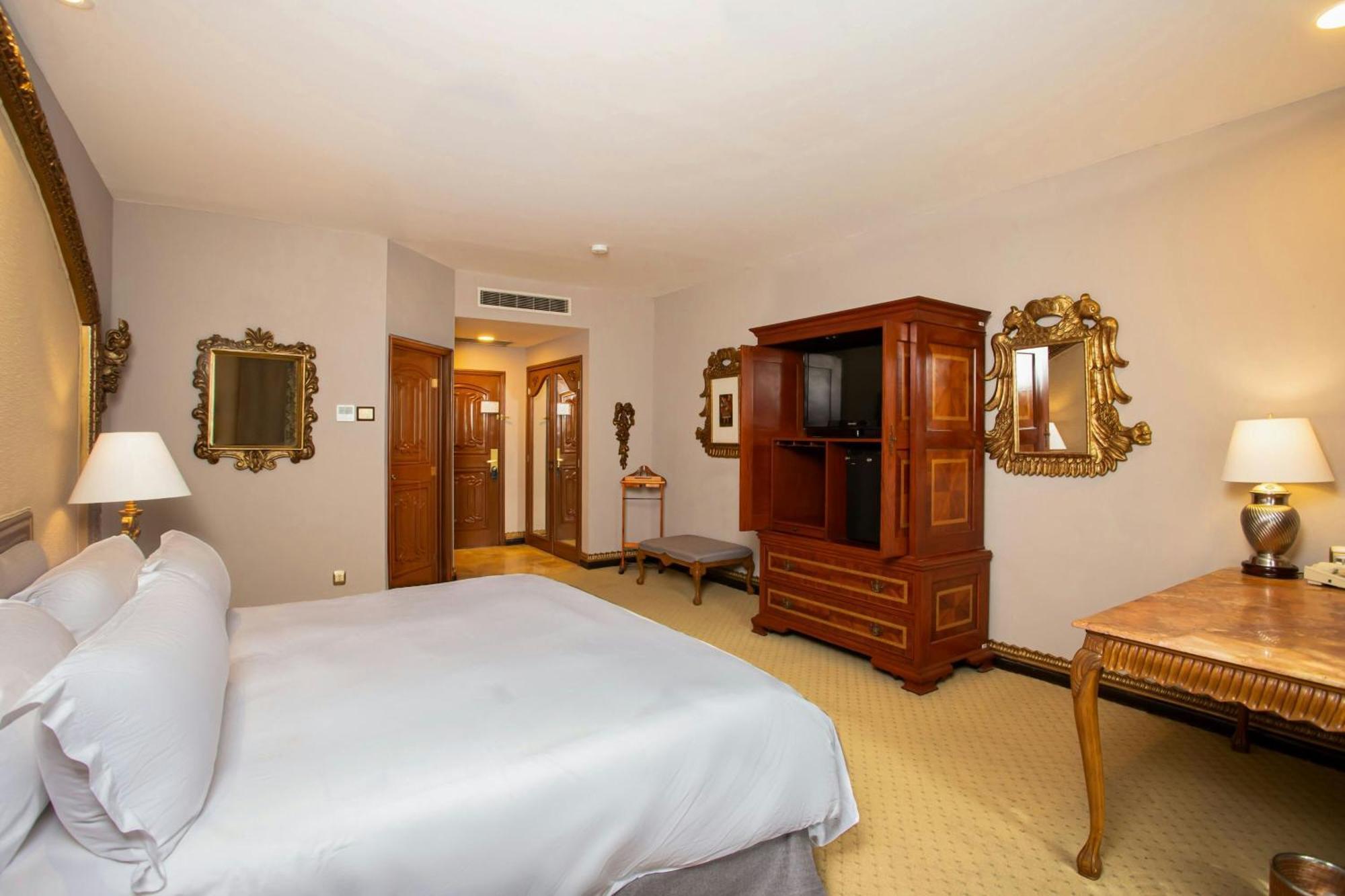 One-Bedroom Master King Suite