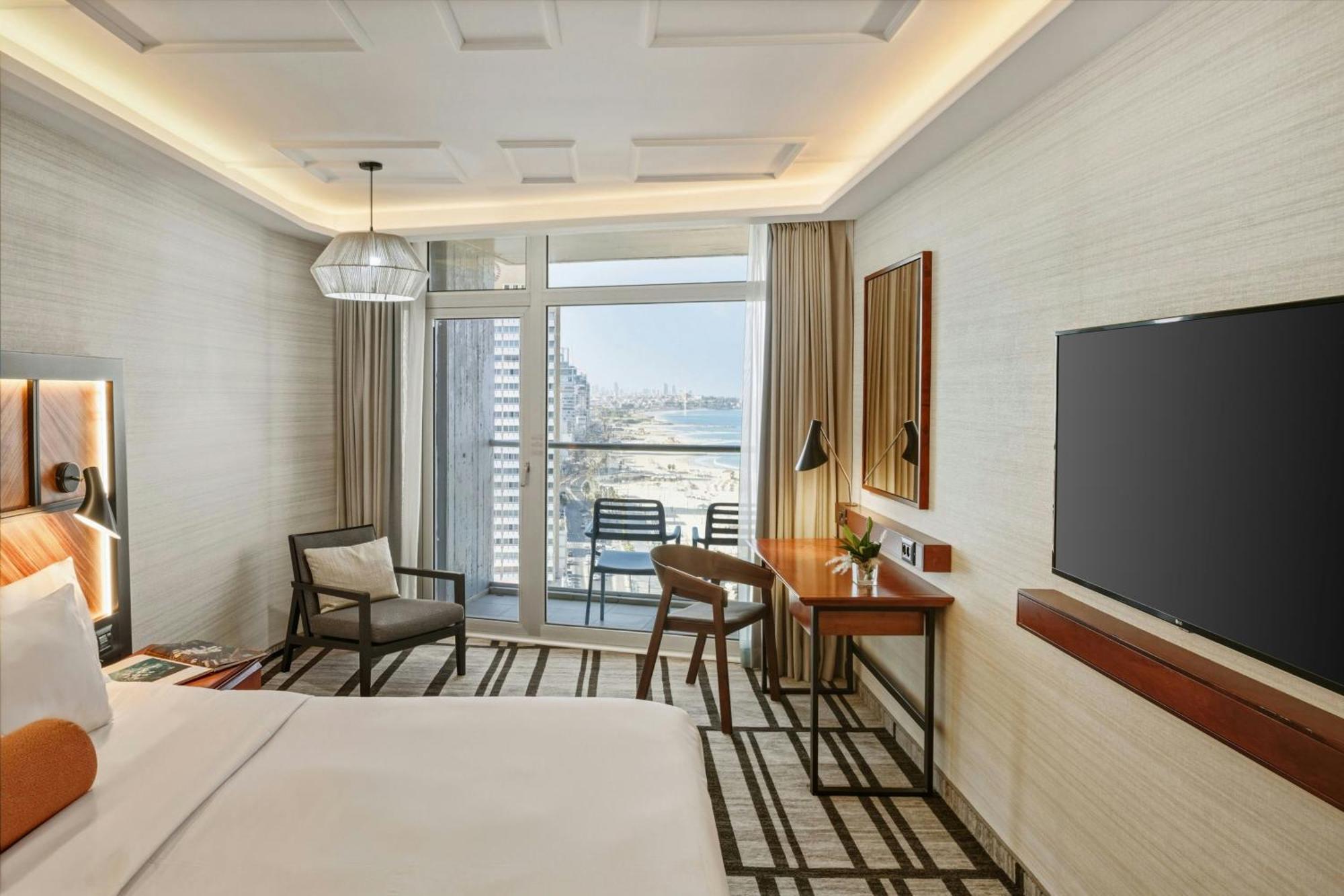 Club lounge access Executive Guest room 1 King Sea view