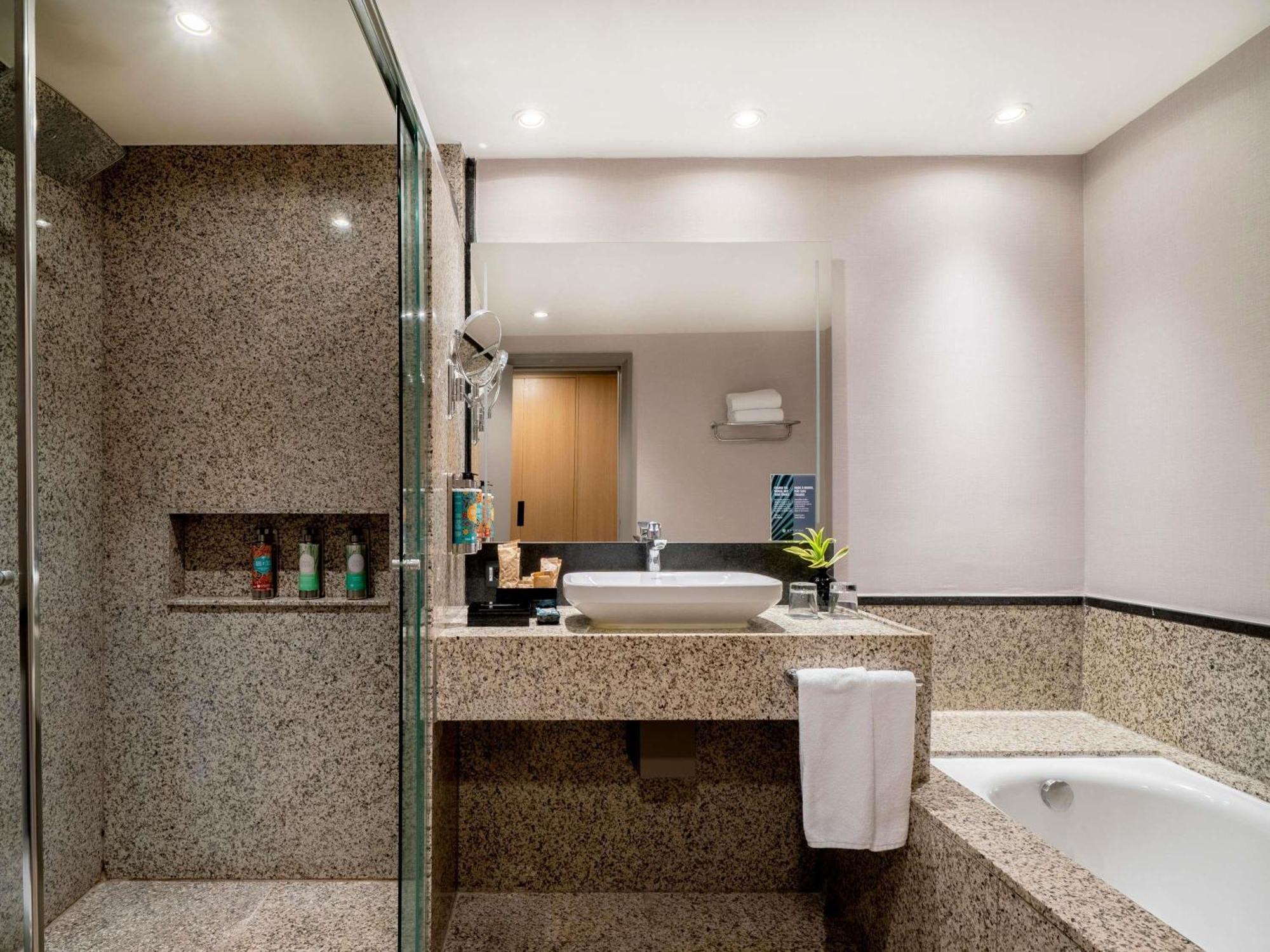 Premium Executive King Room with Executive Lounge Access,1765582105:JPEG