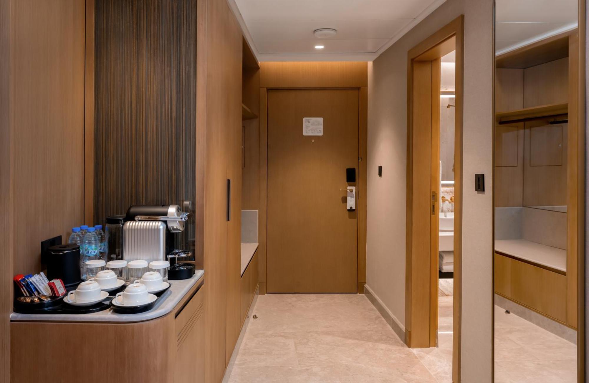 Deluxe King Suite Partial Kaaba View with Living Room-VIP Lounge Access
