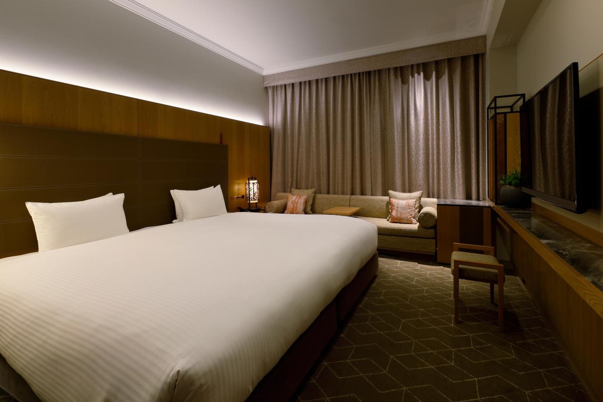Superior Wide King Room