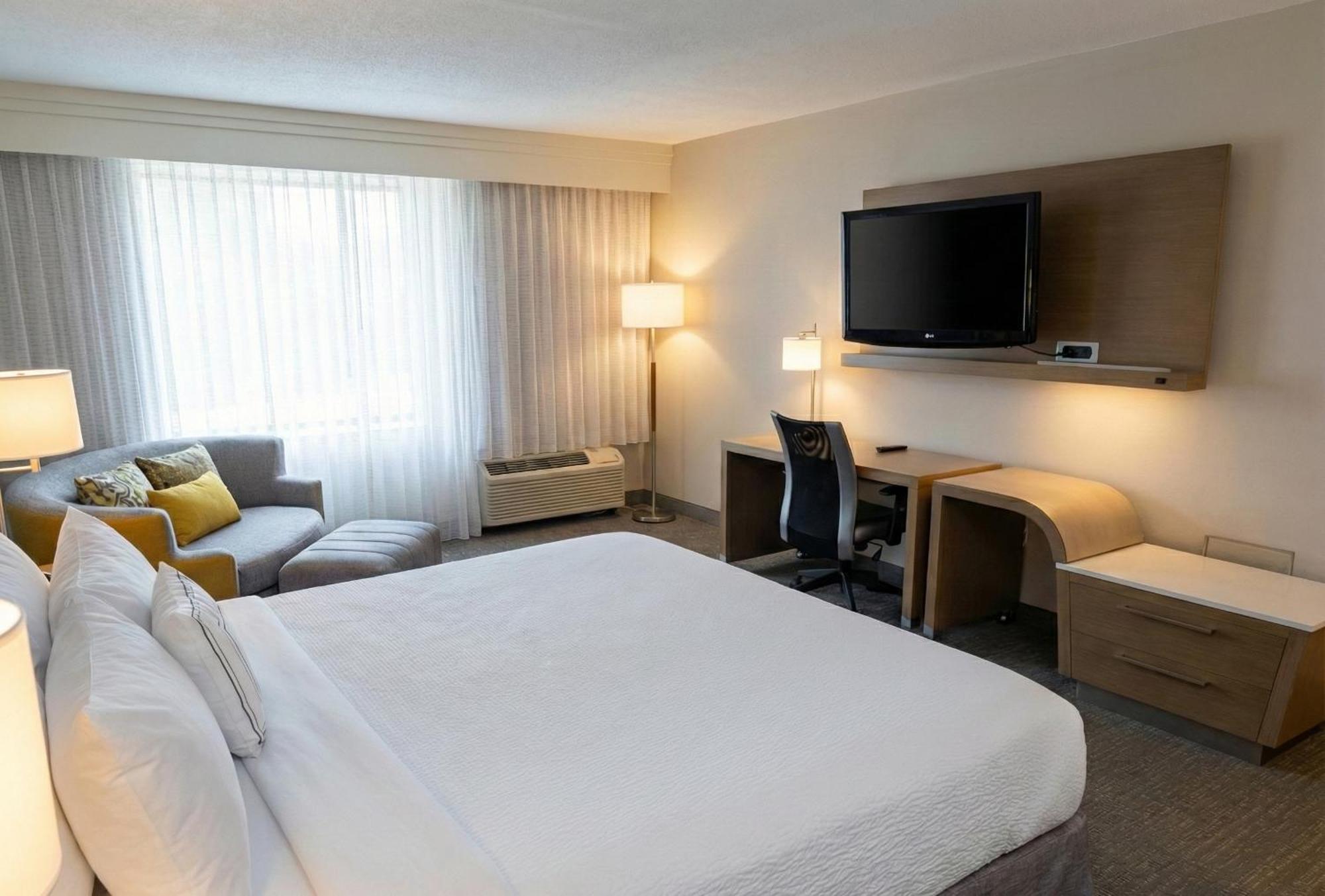 King Room with Bath Tub - Accessible/Non-Smoking