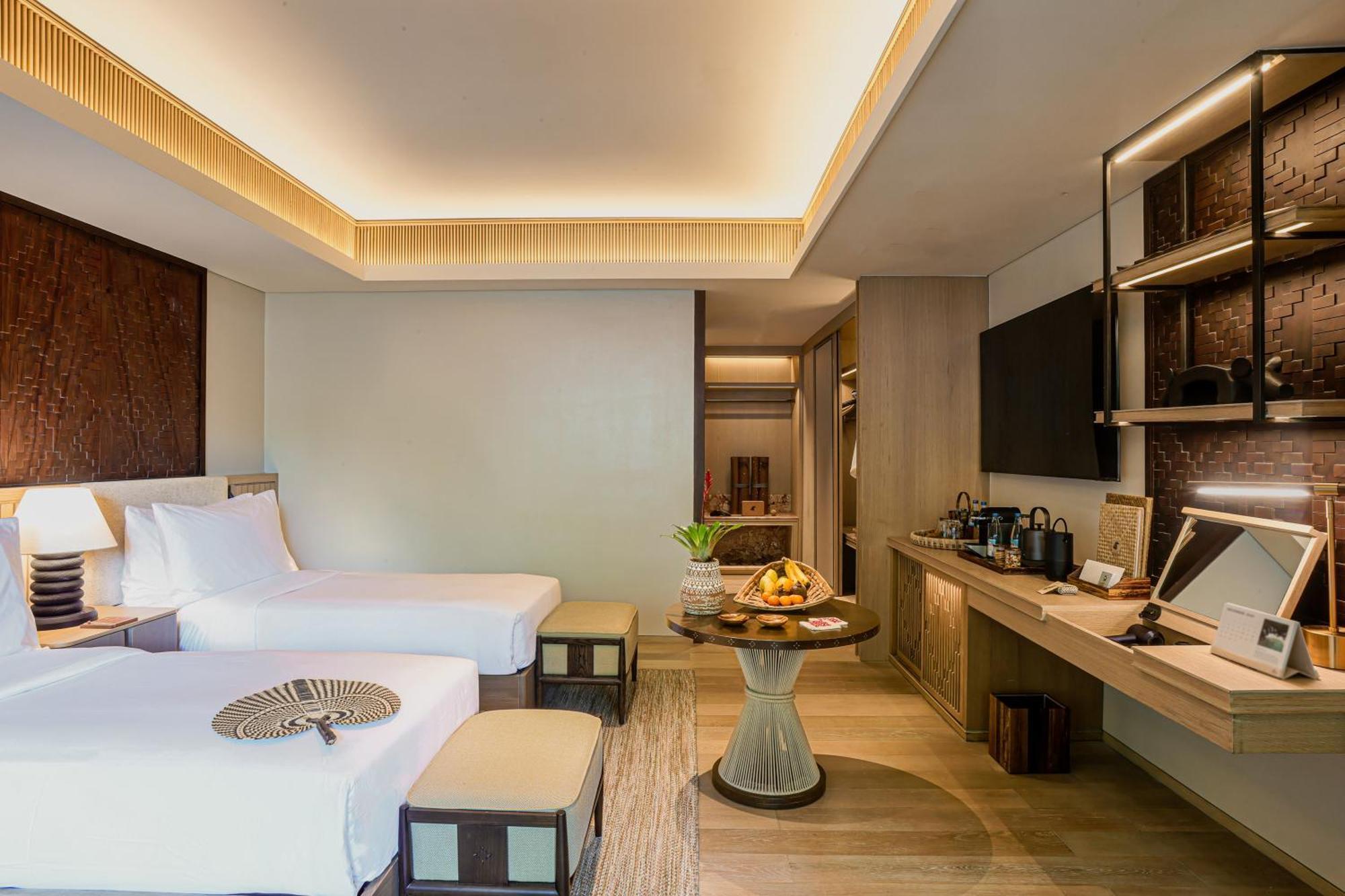 1 King Bed Forest Room